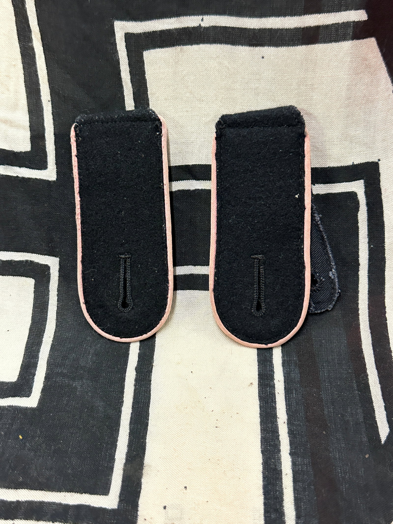 PAIR OF WW2 GERMAN TOTENKOPF SS OFFICER SHOULDER BOARDS: PAIR OF WW2 GERMAN TOTENKOPF SS OFFICER SHOULDER BOARDS. A RARE FIND. SHOWS GOOD WEAR AND USE WITH A BEAUTIFUL OVERALL PATINA. PLEASE VIEW ALL DETAILED PICTURES. A RARE EXAMPLE.