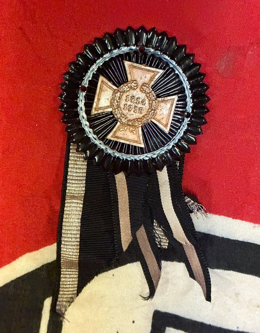 RARE WW1 GERMAN HONOUR CORSS WITH RIBBON SHAKO BADGE: RARE WW1 GERMAN HONOUR CORSS WITH RIBBON SHAKO BADGE. A RARE FIND THAT IS IN MINT OVERALL SHAPE AND CONDITION WITH A BEAUTIFUL OVERALL PATINA. PLEASE VIEW ALL DETAILED PICTURES. A RARE EXAMPLE.