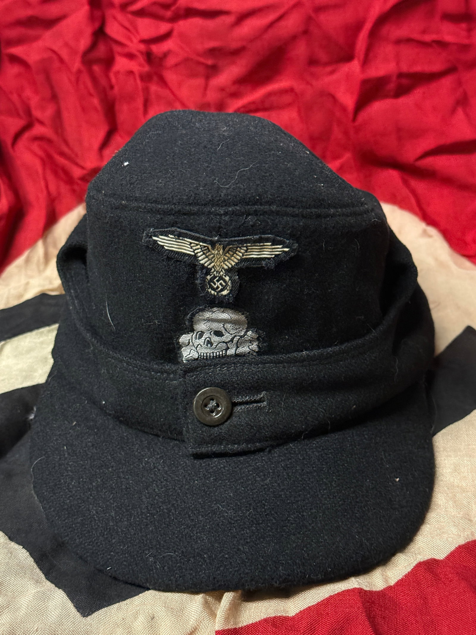 WW2 GERMAN PANZER WAFFEN-SS BLACK M43 FIELD CAP: WW2 GERMAN PANZER WAFFEN-SS BLACK M43 FIELD CAP. AN ULTRA RARE FIND THAT IS IN MINT OVERALL SHAPE AND CONDITION WITH A BEAUTIFUL OVERALL PATINA. SHOWS GOOD WEAR AND USE. PLEASE VIEW ALL DETAILED PICTU