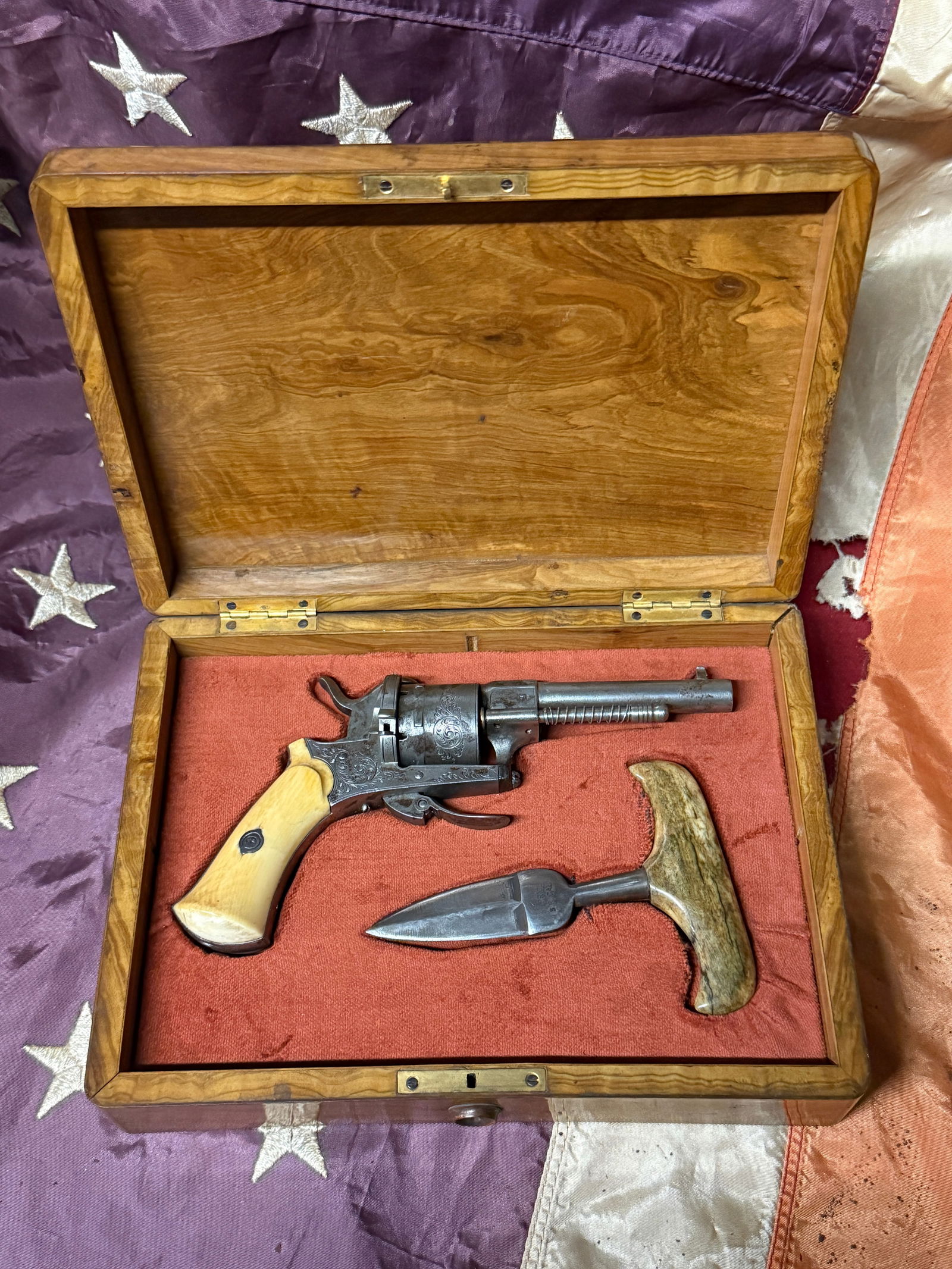 CIVIL WAR ERA GAMBLERS GUN & PUSH DAGGER KNIFE SET IN ORIGINAL CASE: CIVIL WAR ERA GAMBLERS GUN & PUSH DAGGER KNIFE SET IN ORIGINAL CASE. THIS A VERY RARE SET. IT IS IN MINT OVERALL SHAPE AND CONDITION WITH A BEAUTIFUL OVERALL PERIOD PATINA. THE PUSH DAGGER IS MADE BY