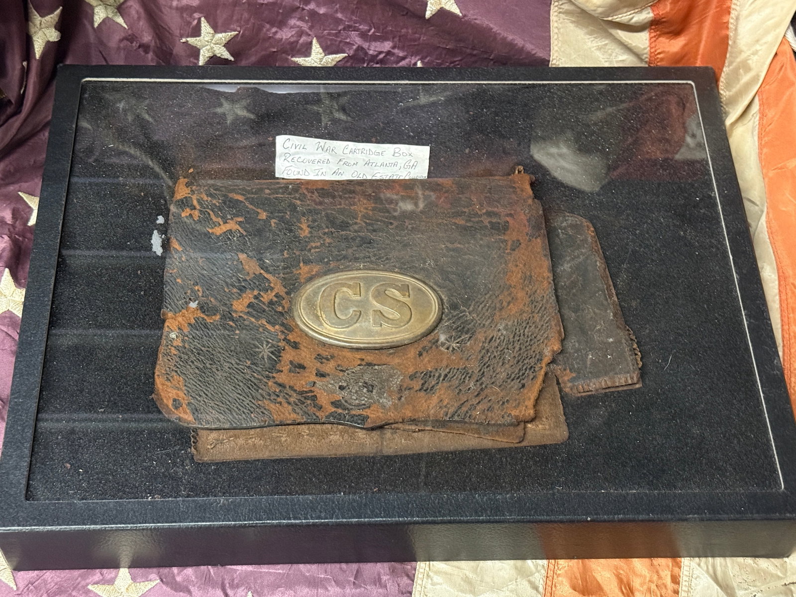 CIVIL WAR CONFEDERATE CSA CARTRIDGE BOX RECOVERED FROM ATLANTA, GA: CIVIL WAR CONFEDERATE CSA CARTRIDGE BOX RECOVERED FROM ATLANTA, GA. COMES IN THE RIKER CLASE. A VERY RARE FIND. SHOWS HEAVY WEAR AND USE AND LOOKS ABSOLUTELY STUNNING DISPLAYED. PLEASE VIEW ALL DETAIL