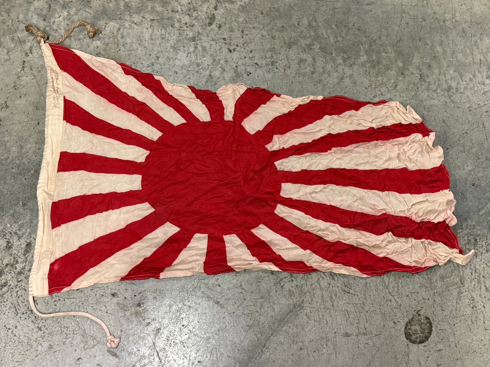 RARE WW2 JAPANESE RISING SUN ARMY WAR FLAG WITH SIGNATURES: RARE WW2 JAPANESE RISING SUN ARMY WAR FLAG WITH SIGNATURES. AN ULTRA RARE FIND THAT IS IN MINT OVERALL SHAPE AND CONDITION WITH A BEAUTIFUL OVERALL PATINA. SHOWS GOOD WEAR AND USE. PLEASE VIEW ALL DET