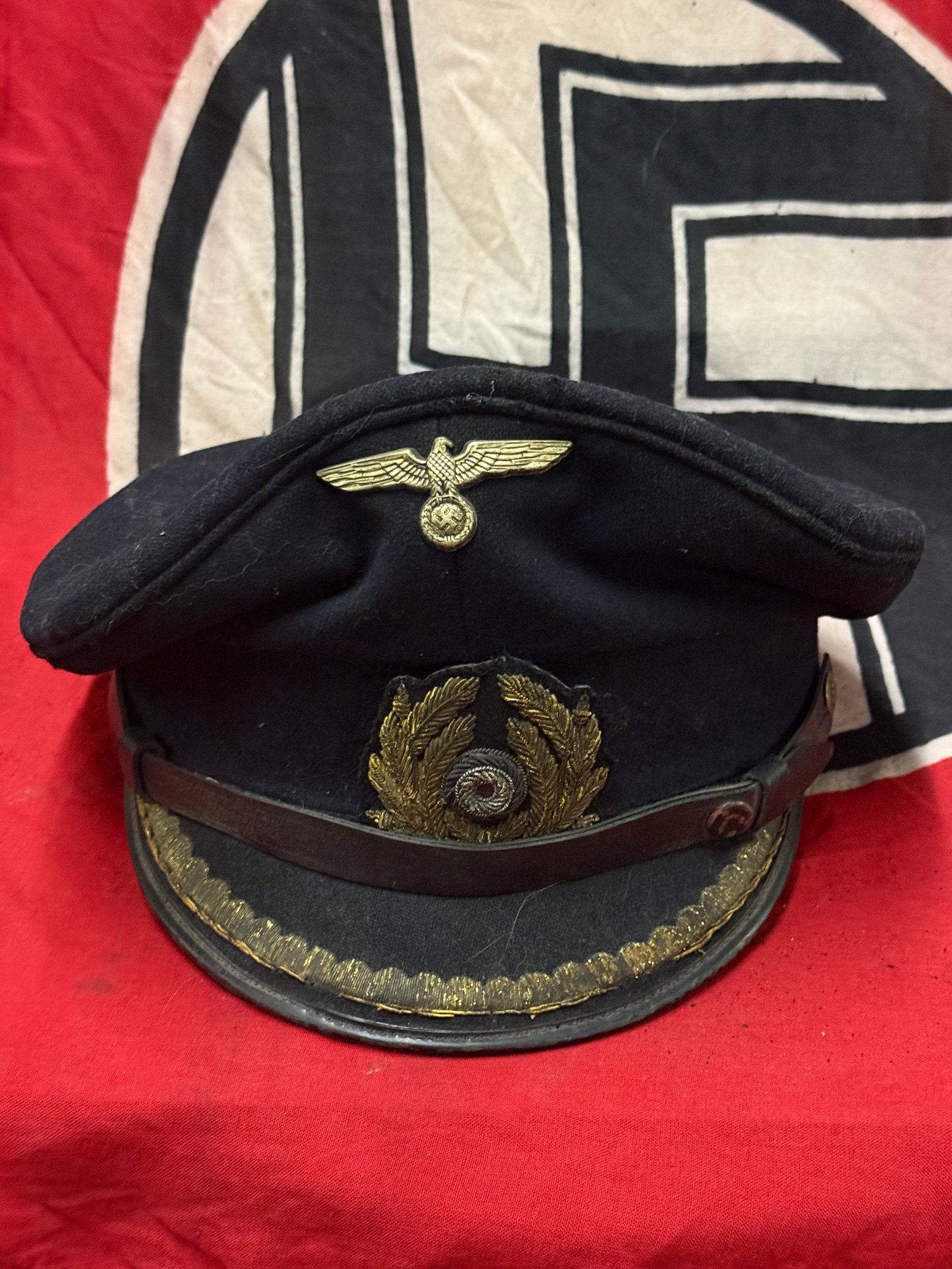 RARE WW2 GERMAN KRIEGSMARINE NAVY SENIOR OFFICER VISOR CAP SCHIRMMUTZE: RARE WW2 GERMAN KRIEGSMARINE NAVY SENIOR OFFICER VISOR CAP SCHIRMMUTZE. AN ULTRA RARE FIND. COMES FROM A LARGE COLLECTION. SHOWS GOOD WEAR AND USE WITH A BEAUTIFUL OVERALL PATINA. THIS VISOR CAP IS CO