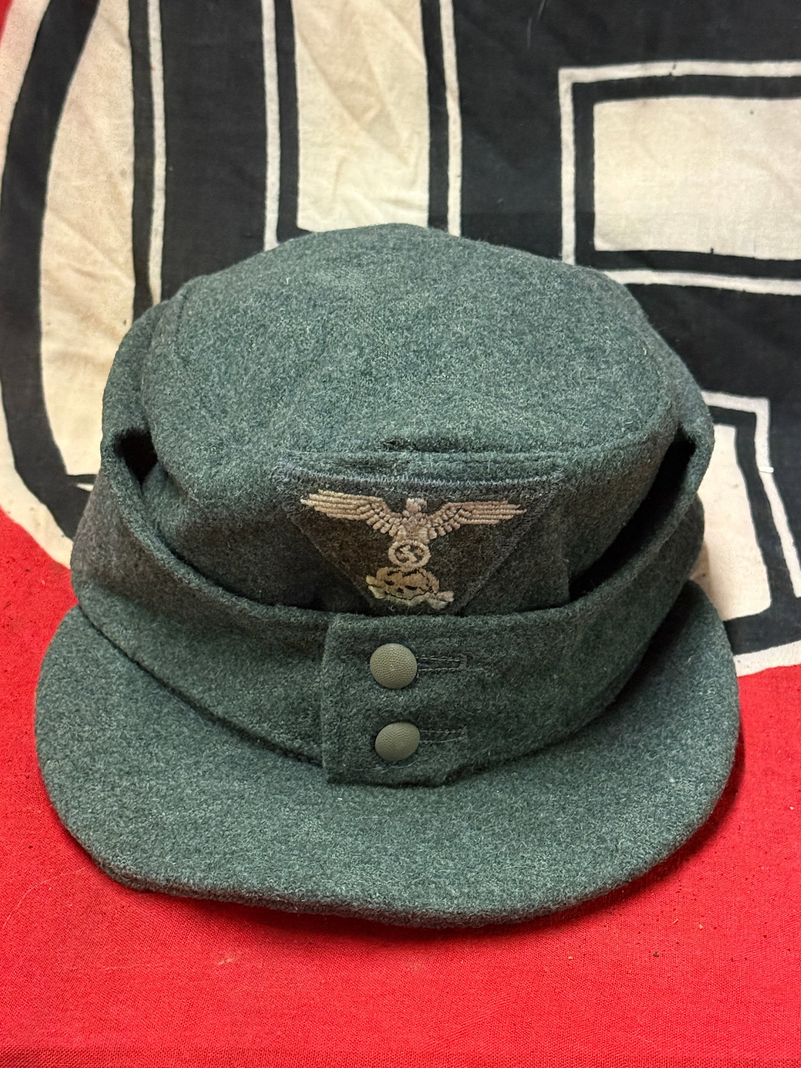 AUTHENTIC WW2 GERMAN EM/NCO'S TOTENKOPF SS M43 FIELD CAP (EINHEITSFELDMUTZE M43): AUTHENTIC WW2 GERMAN EM/NCO'S TOTENKOPF SS M43 FIELD CAP (EINHEITSFELDMUTZE M43). The M43 field cap was originally introduced in the German army on June 11TH 1943 as a replacement cap for other field 