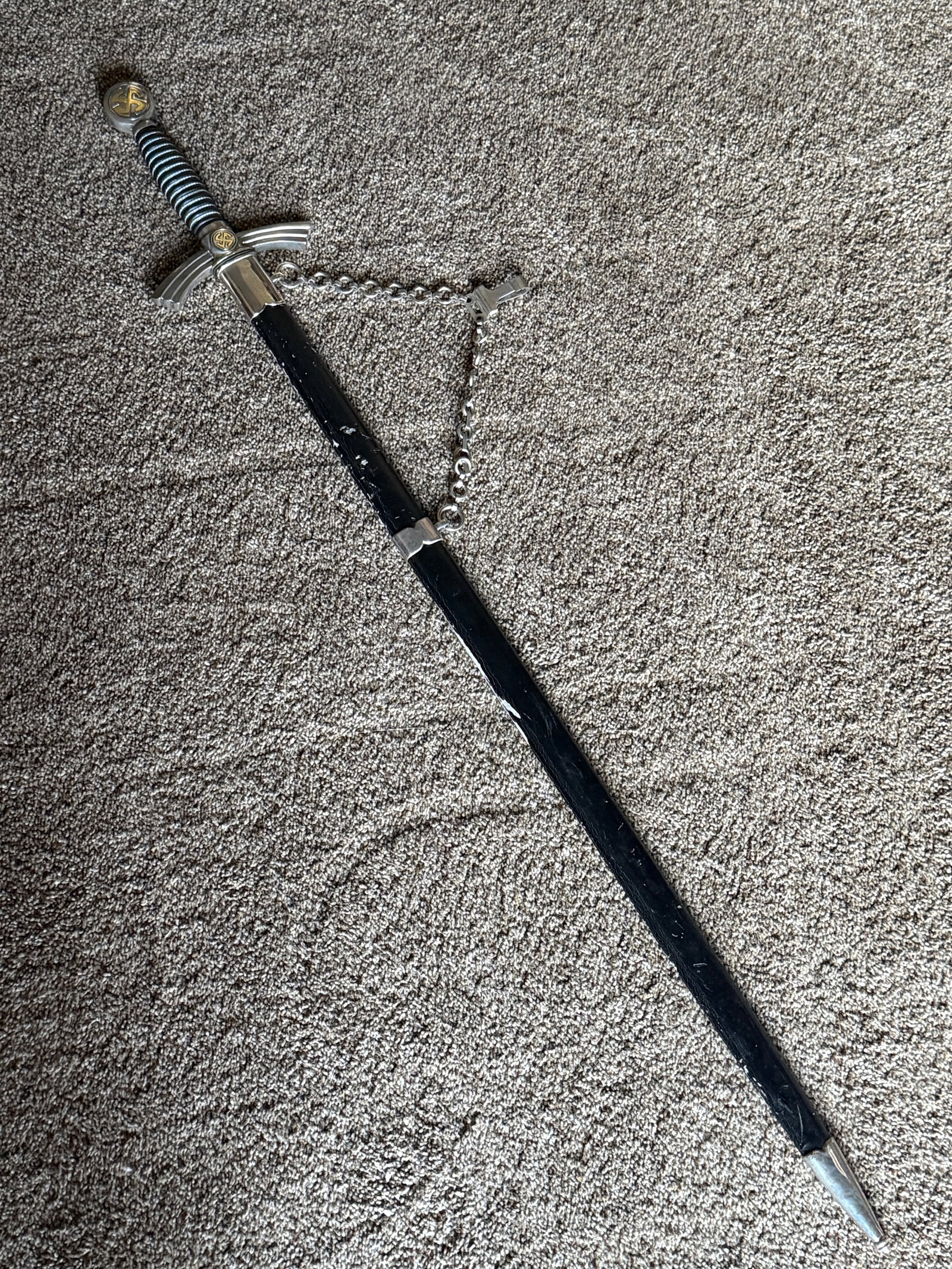 RARE WW2 GERMAN LUFTWAFFE OFFICER SWORD WITH SHEATH AND HANGER: RARE WW2 GERMAN LUFTWAFFE OFFICER SWORD WITH SHEATH AND HANGER. AN ULTRA RARE COMPLETE SET THAT IS IN MINT OVERALL SHAPE AND CONDITION WITH A BEAUTIFUL OVERALL PATINA. SHOWS GOOD WEAR AND USE. PLEASE 