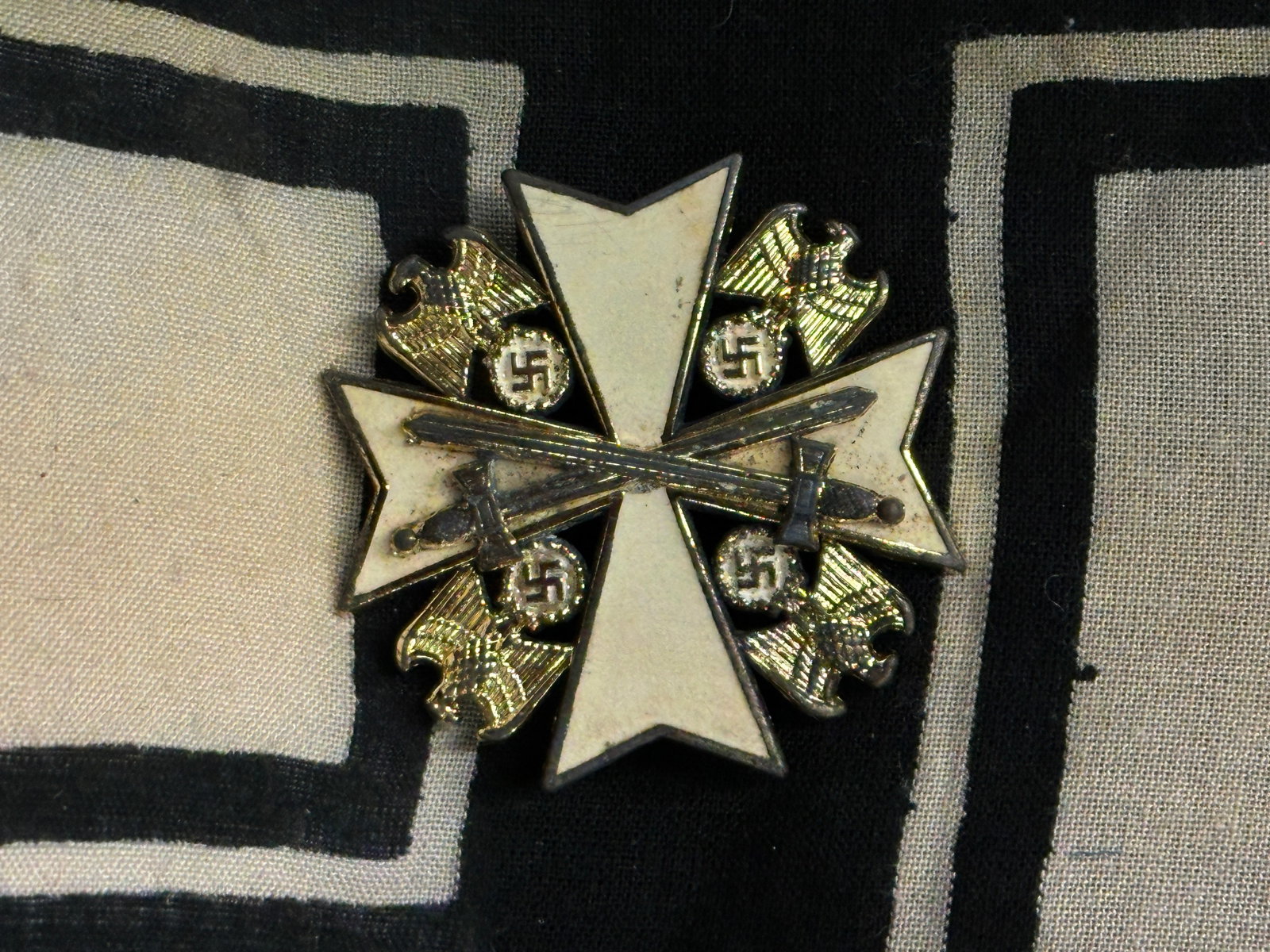 WW2 GERMAN 3RD REICH ORDER OF THE GERMAN EAGLE MODEL 1937: WW2 GERMAN 3RD REICH ORDER OF THE GERMAN EAGLE MODEL 1937. A RARE EXAMPLE. SHOWS GOOD WEAR AND USE WITH A BEAUTIFUL OVERALL PATINA. MISSING LATCH PIN ON THE REVERSE. PLEASE VIEW ALL DETAILED PICTURES.