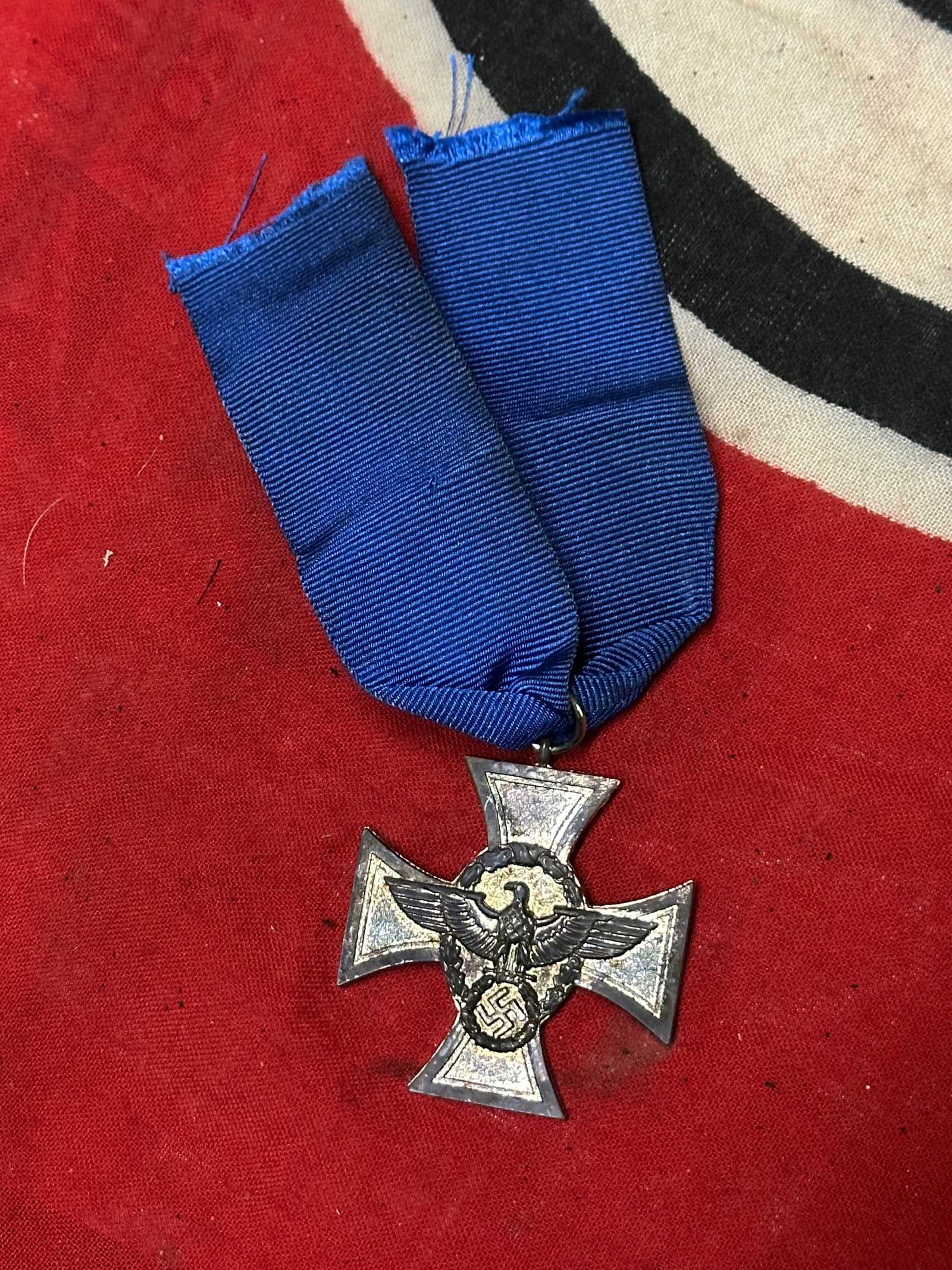 German WW2 Police Medal 18 Year Service: German WW2 Police Medal 18 Year Service. In mint overall shape and condition with a beautiful overall patina. Shows good wear and use. Please view all detailed pictures. A Scarce example.