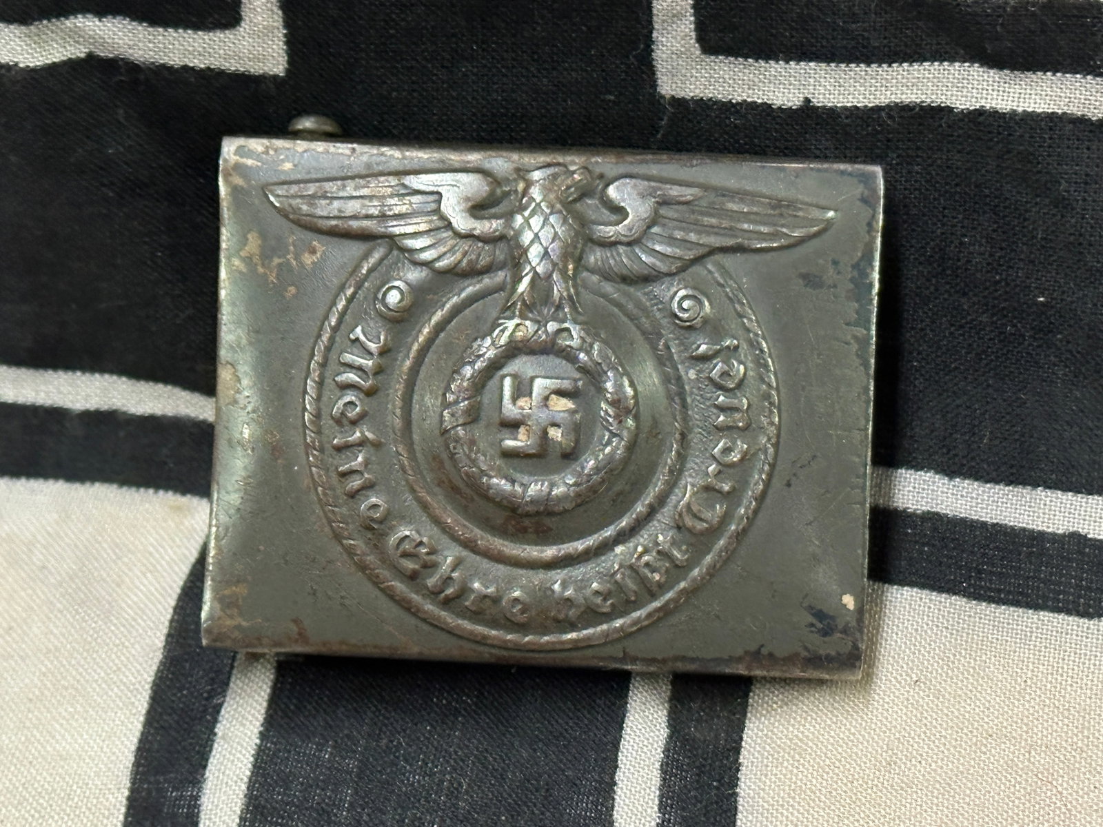 SCARCE WW2 GERMAN WAFFEN SS OFFICER BUCKLE IN GREEN WITH MAKER MARKS: SCARCE WW2 GERMAN WAFFEN SS OFFICER BUCKLE IN GREEN WITH MAKER MARKS. A RARE FIND. SHOWS GOOD WEAR AND USE WITH A BEAUTIFUL OVERALL PATINA. PLEASE VIEW ALL DETAILED PICTURES. A VERY SCARCE EXAMPLE.