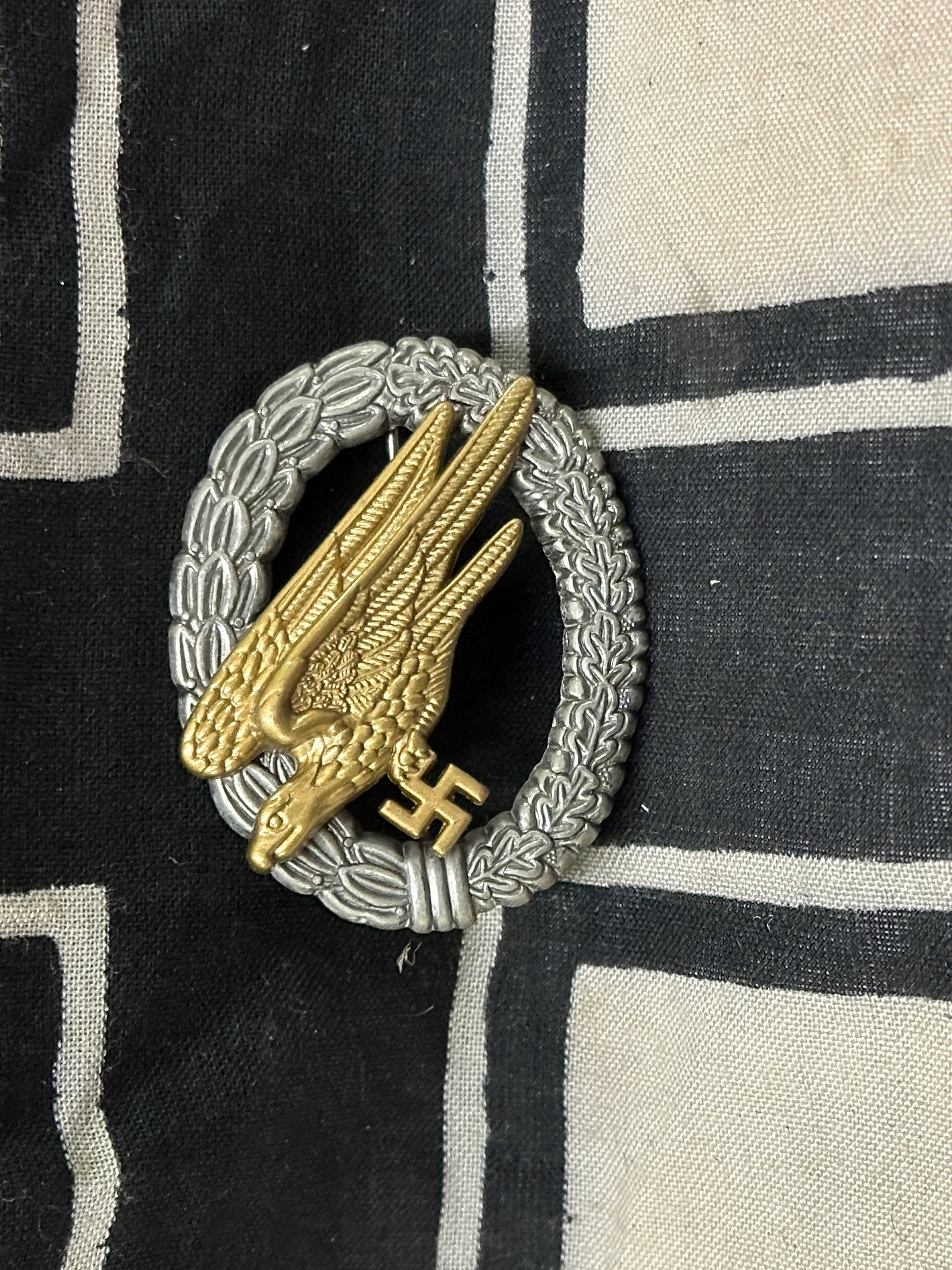 VERY RARE WW2 GERMAN LUFTWAFFE PARATROOPER BADGE: VERY RARE WW2 GERMAN LUFTWAFFE PARATROOPER BADGE. A VERY RARE EXAMPLE. SHOWS GOOD WEAR AND USE WITH A BEAUTIFUL OVERALL PATINA. PLEASE VIEW ALL DETAILED PICTURES. A RARE EXAMPLE.