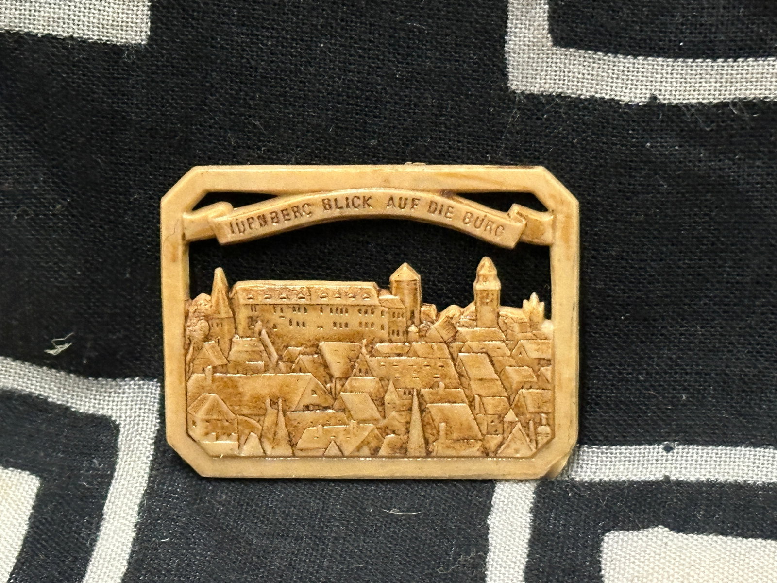 RARE WW2 GERMAN TINNIE BADGE: RARE WW2 GERMAN TINNIE BADGE