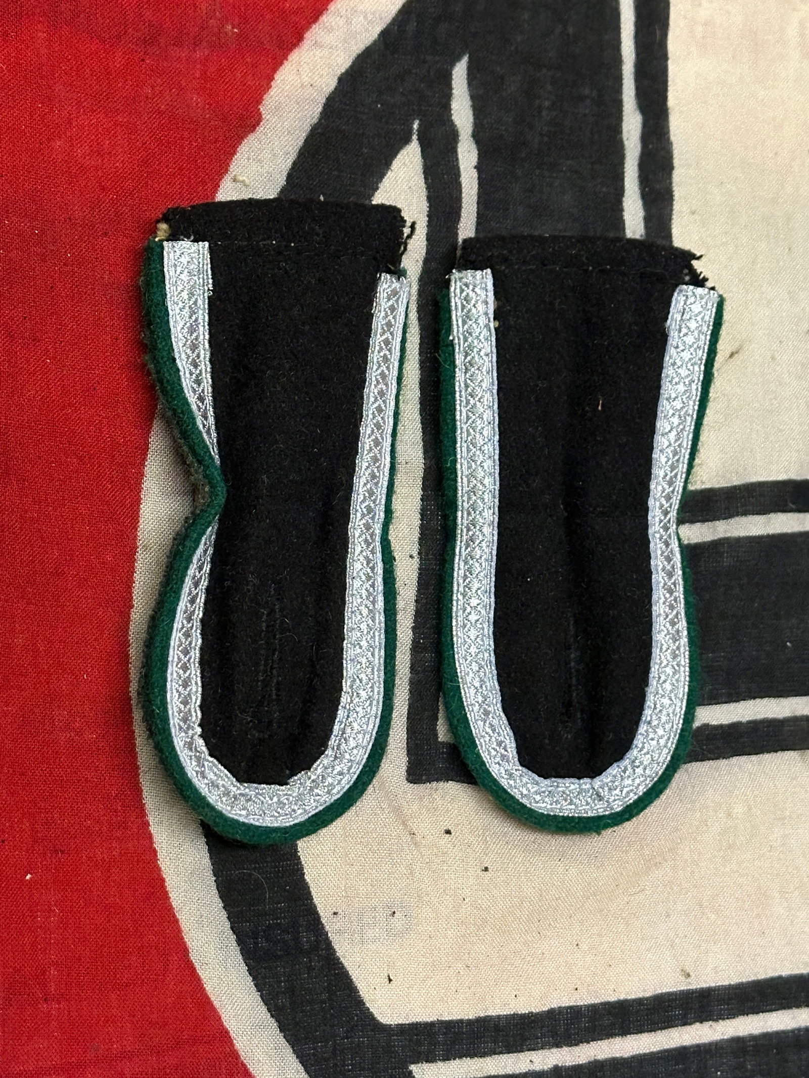 WWII GERMAN WAFFEN PANZERGRENADIER TROOPS JR. NCO TUNIC SHOULDER BOARDS-SILVER: WWII GERMAN WAFFEN PANZERGRENADIER TROOPS JR. NCO TUNIC SHOULDER BOARDS-SILVER