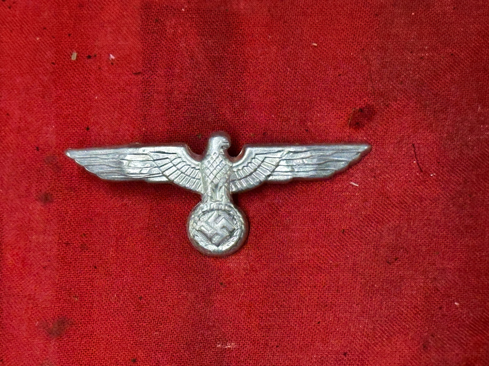 RARE WW2 GERMAN HEER ARMY VISOR CAP EAGLE BADGE INSIGNIA: RARE WW2 GERMAN HEER ARMY VISOR CAP EAGLE BADGE INSIGNIA. A RARE FIND. IT IS IN MINT OVERALL SHAPE AND CONDITION WITH A BEAUTIFUL OVERALL PATINA. PLEASE VIEW ALL DETAILED PICTURES. A RARE EXAMPLE.