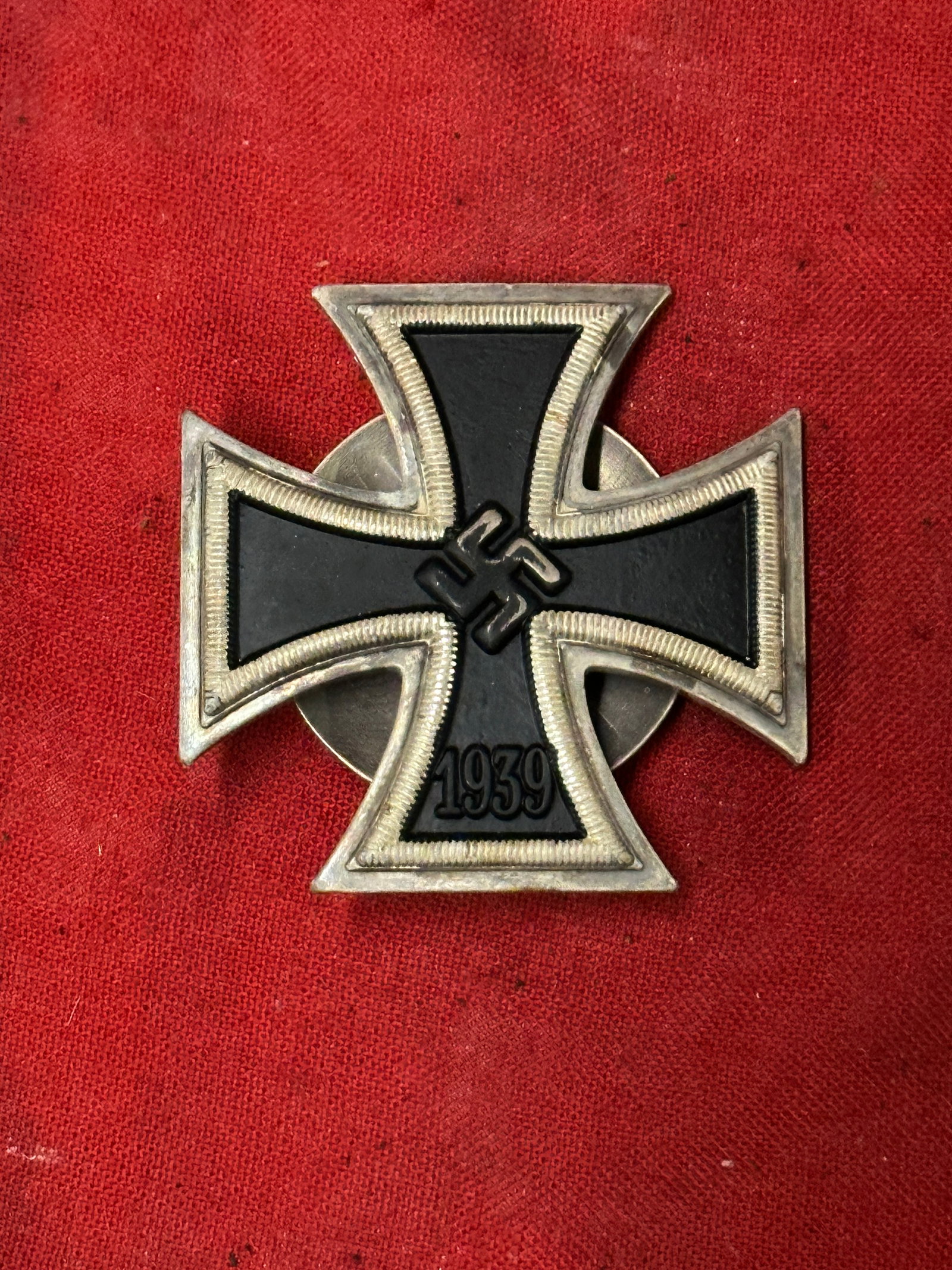 SCARCE WW2 GERMAN IRON CROSS MEDAL IN SCREW BACK CONSTRUCTION: SCARCE WW2 GERMAN IRON CROSS MEDAL IN SCREW BACK CONSTRUCTION. AN ULTRA RARE FIND. SHOWS GOOD WEAR AND USE WITH A BEAUTIFUL OVERALL PATINA. PLEASE VIEW ALL DETAILED PICTURES. A VERY RARE EXAMPLE.