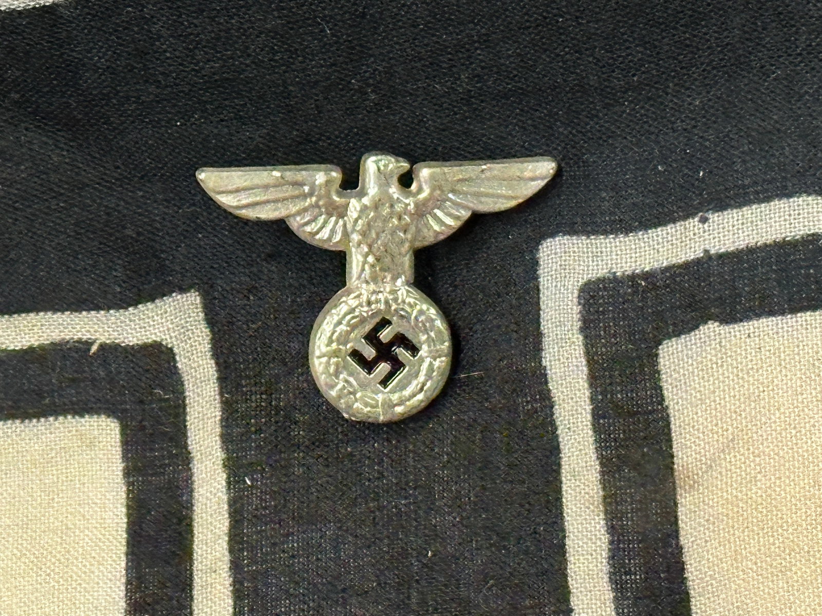 SCARCE WW2 GERMAN NSDAP POLITICAL CAP BADGE: SCARCE WW2 GERMAN NSDAP POLITICAL CAP BADGE. A RARE FIND. SHOWS GOOD WEAR AND USE WITH A BEAUTIFUL OVERALL PATINA. PLEASE VIEW ALL DETAILED PICTURES. A SCARCE EXAMPLE.