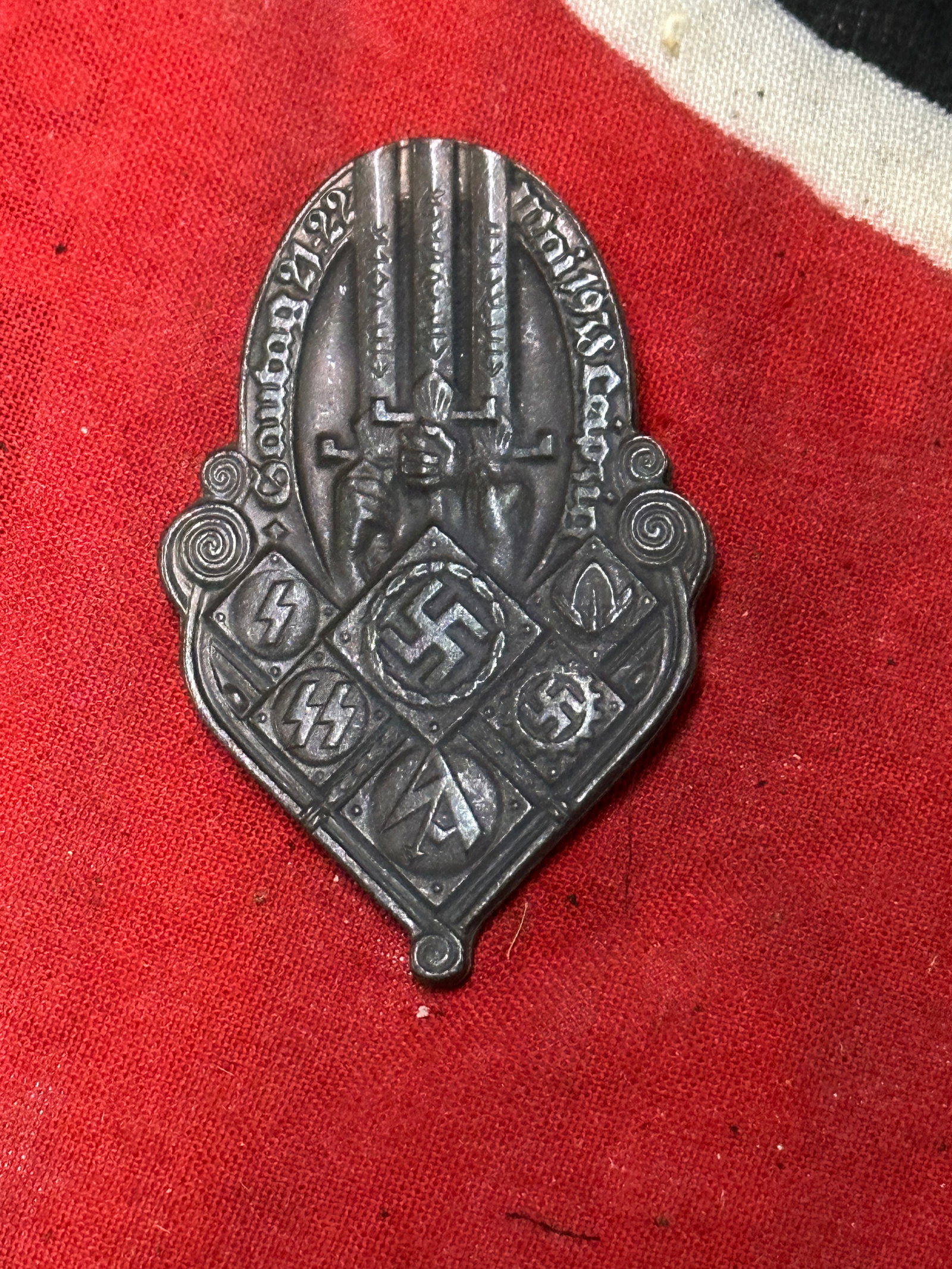 RARE WW2 GERMAN NSDAP EVENT BADGE 1938: RARE WW2 GERMAN NSDAP EVENT BADGE 1938. A SCARCE EXAMPLE. SHOWS GOOD WEAR AND USE WITH A BEAUTIFUL OVERALL PATINA. PLEASE VIEW ALL DETAILED PICTURES. A SCARCE EXAMPLE.