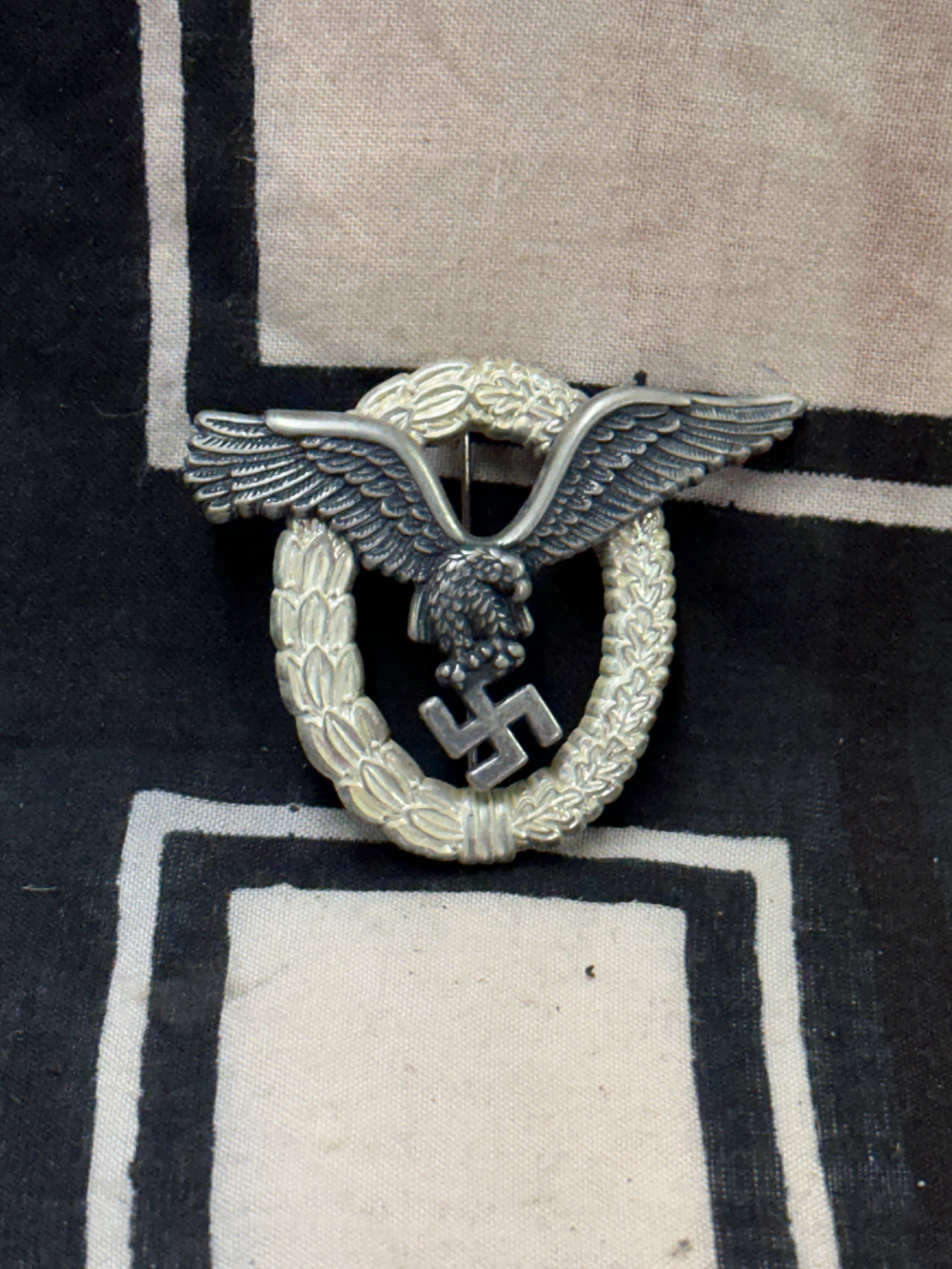 SCARCE WW2 GERMAN LUFTWAFFE PILOTS BADGE - UNMARKED: SCARCE WW2 GERMAN LUFTWAFFE PILOTS BADGE - UNMARKED. A VERY RARE EXAMPLE. SHOWS GOOD WEAR AND USE WITH A BEAUTIFUL OVERALL PATINA. PLEASE VIEW ALL DETAILED PICTURES. A VERY RARE EXAMPLE.