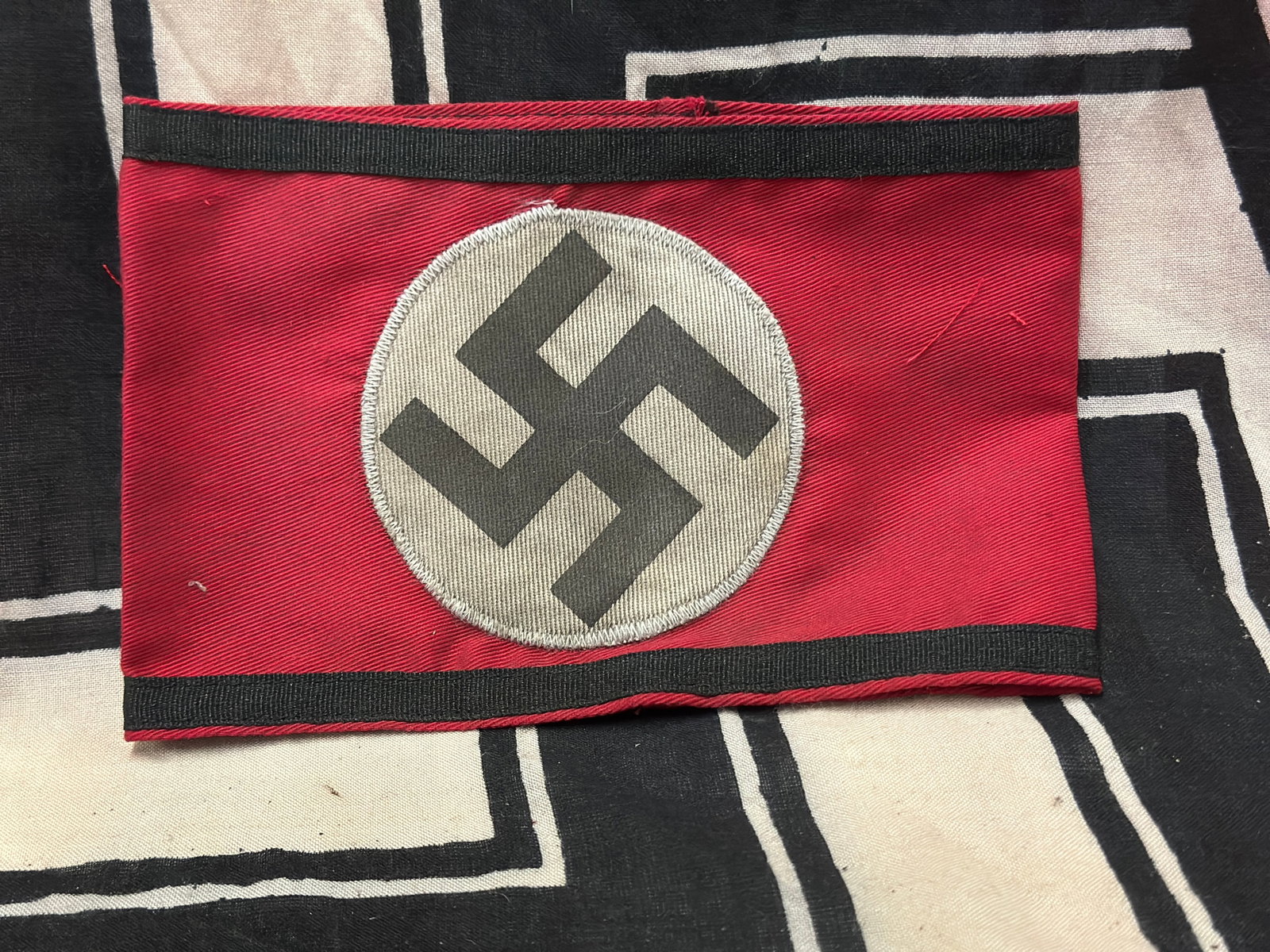 RARE WW2 GERMAN WAFFEN SS OFFICER TUNIC ARMBAND WITH RZM PAPER TAG: RARE WW2 GERMAN WAFFEN SS OFFICER TUNIC ARMBAND WITH RZM PAPER TAG. A ULTRA RARE FIND THAT IS IN MINT OVERALL SHAPE AND CONDITION WITH A BEAUTIFUL OVERALL PATINA. A RARE FIND. PLEASE VIEW ALL DETAILED