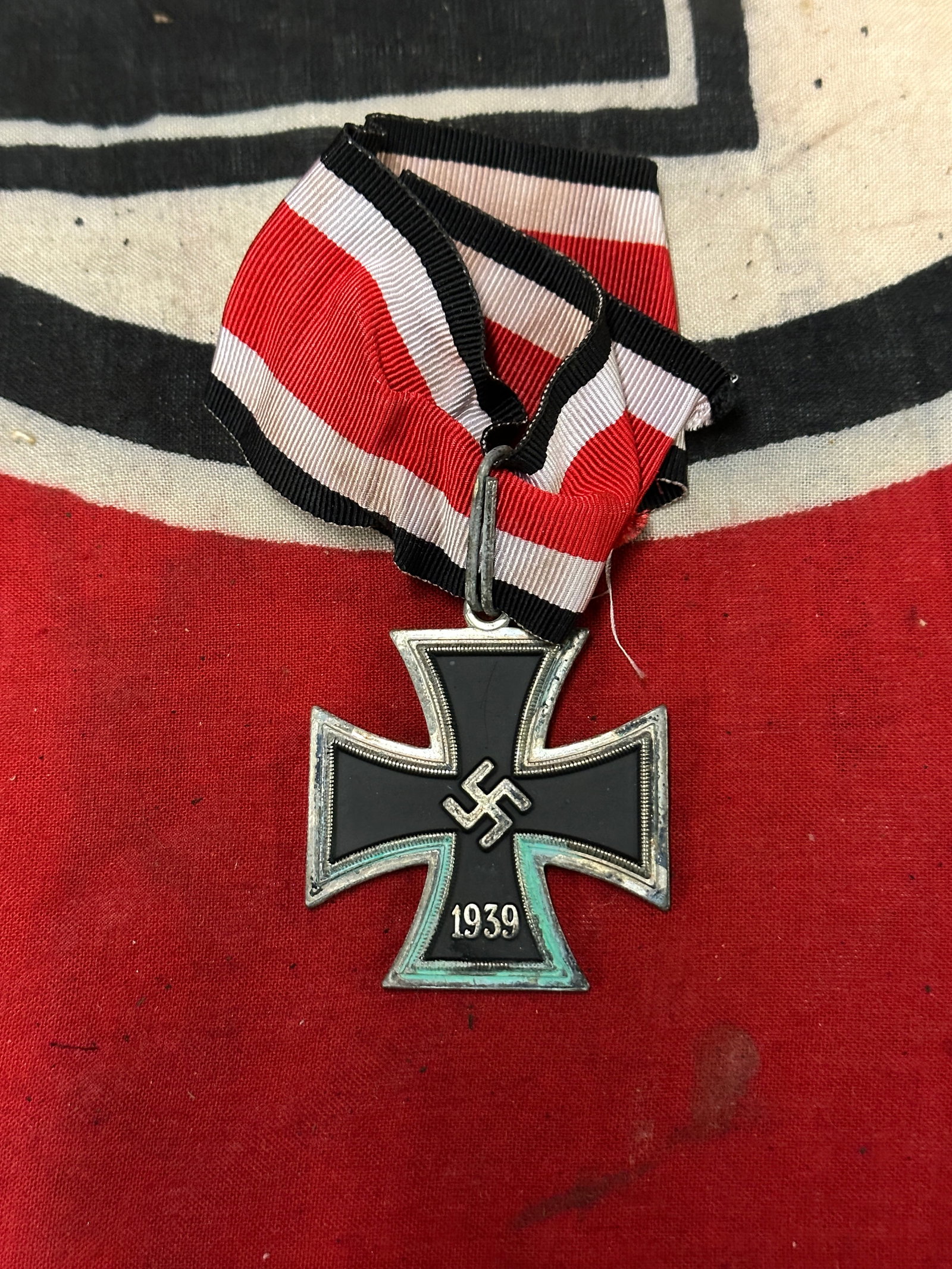 WW2 GERMAN KNIGHTS CROSS OF THE IRON CROSS WITH RIBBON: WW2 GERMAN KNIGHTS CROSS OF THE IRON CROSS WITH RIBBON. SHOWS GOOD WEAR AND USE WITH A BEAUTIFUL OVERALL PATINA. PLEASE VIEW ALL DETAILED PICTURES. A VERY SCARCE EXAMPLE.