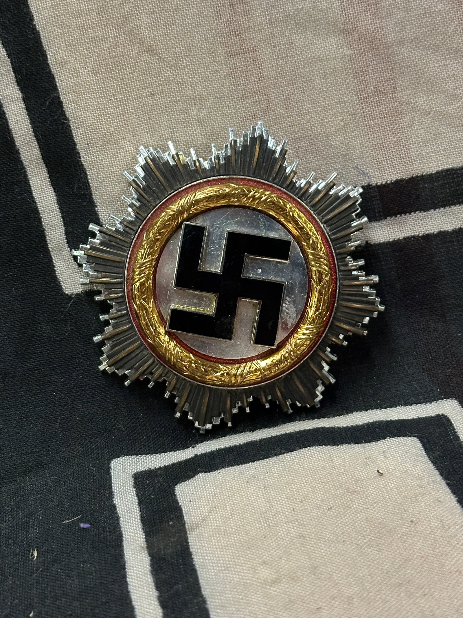 WW2 WAR ORDER OF THE GERMAN CROSS AWARD IN GOLD: WW2 WAR ORDER OF THE GERMAN CROSS AWARD IN GOLD. A VERY RARE FIND. SHOWS GOOD WEAR AND USE WITH A BEAUTIFUL OVERALL PATINA. PLEASE VIEW ALL DETAILED PICTURES. A VERY RARE EXAMPLE.