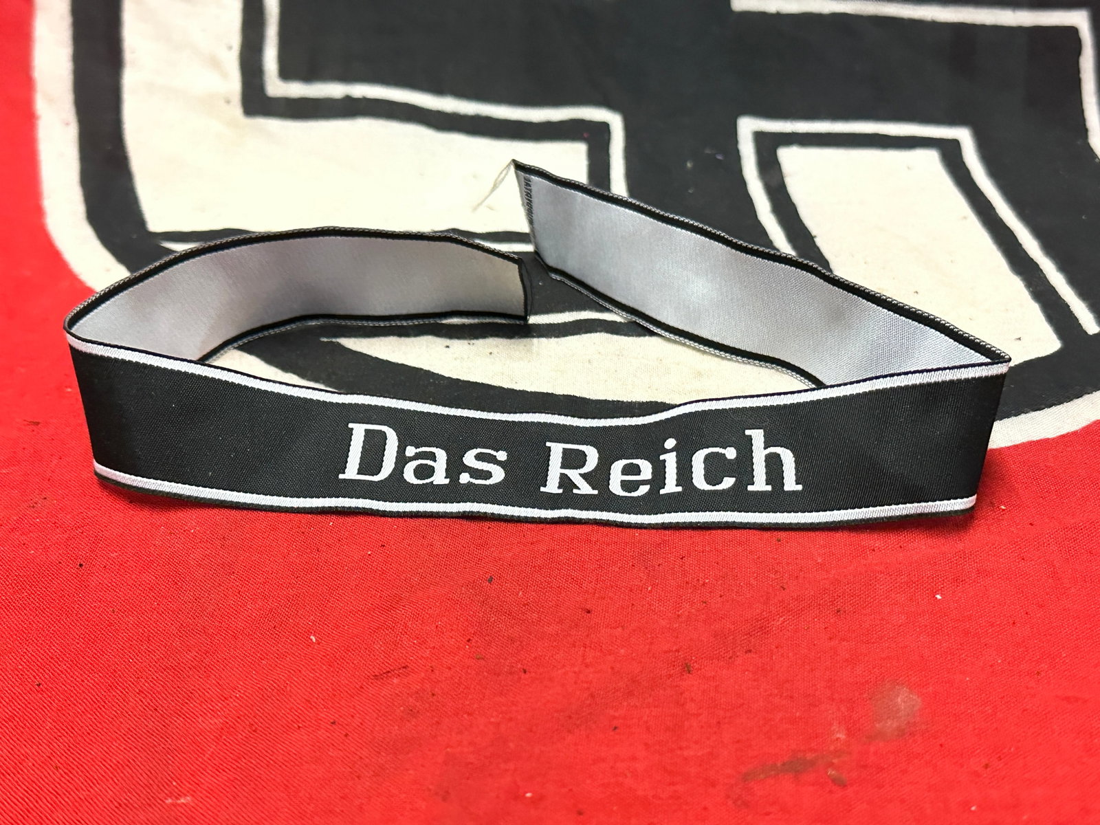 SCARCE WW2 GERMAN WAFFEN SS DIVISION DAS REICH CUFF TITLE: SCARCE WW2 GERMAN WAFFEN SS DIVISION DAS REICH CUFF TITLE. A VERY RARE EXAMPLE THAT SHOWS GOOD WEAR AND USE WITH A BEAUTIFUL OVERALL PATINA. PLEASE VIEW ALL DETAILED PICTURES. A RARE EXAMPLE.