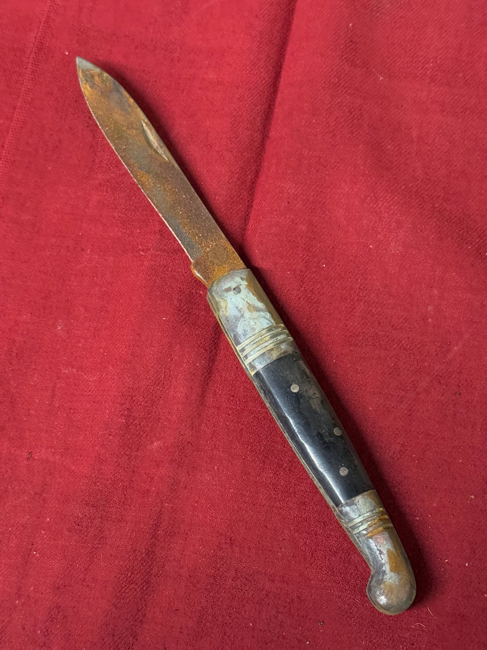REVOLUTIONARY WAR EBONY HANDLE SOLDIER'S POCKET KNIFE: REVOLUTIONARY WAR EBONY HANDLE SOLDIER'S POCKET KNIFE. AN ULTRA RARE FIND. SHOWS GOOD WEAR AND USE WITH A BEAUTIFUL OVERALL PATINA. HAS A GREAT LOOK TO IT WITH AN EXCELLENT OVERALL EYE APPEAL. PLEASE 