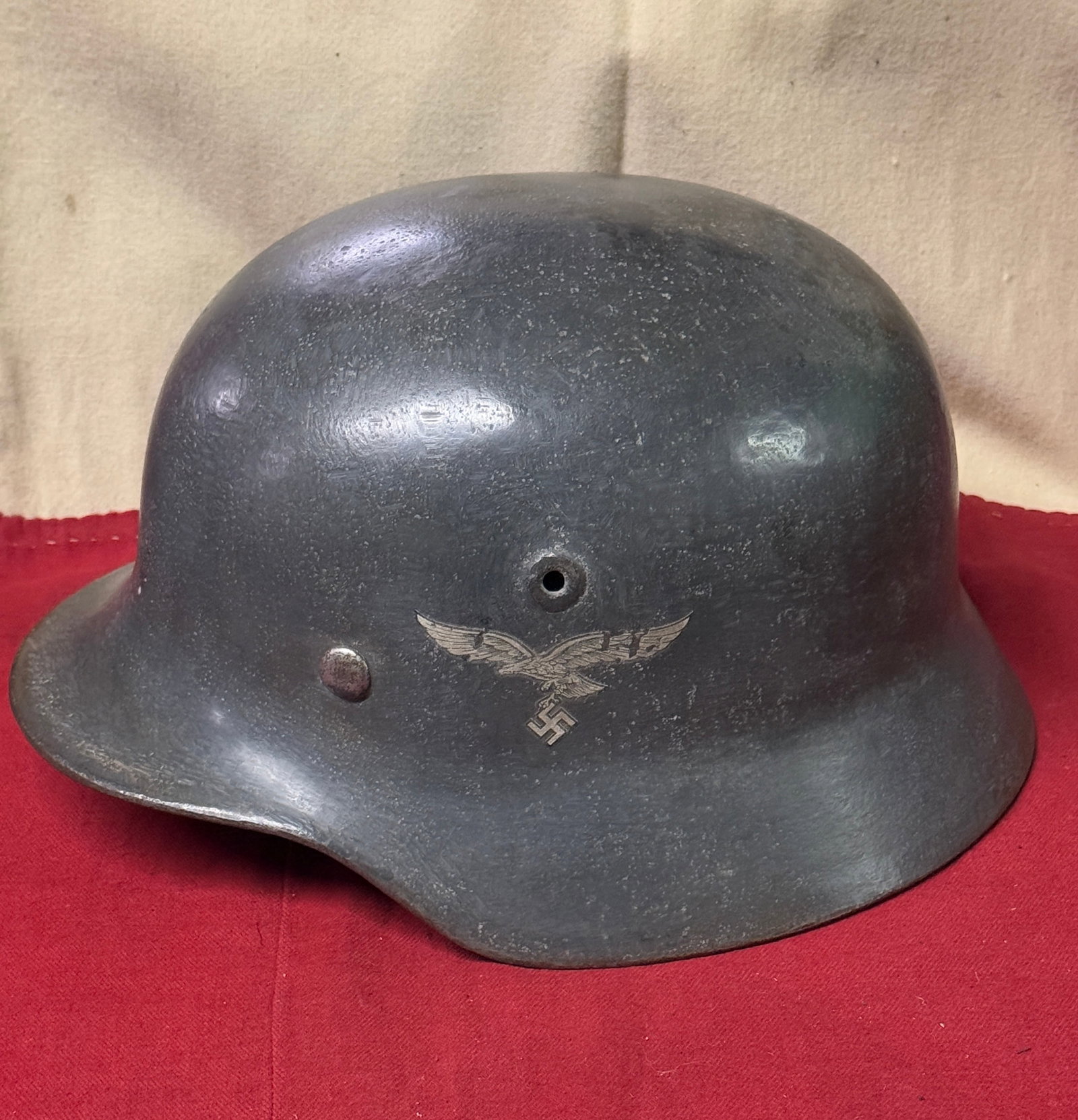 EARLY WW2 GERMAN LUFTWAFFE M35 SINGLE DECAL HELMET WITH LINER: EARLY WW2 GERMAN LUFTWAFFE M35 SINGLE DECAL HELMET WITH LINER. A VERY RARE EXAMPLE THAT IS IN MINT OVERALL SHAPE AND CONDITION WITH A BEAUTIFUL OVERALL PATINA. SHOWS GOOD WEAR AND USE. THE LINER ON TH