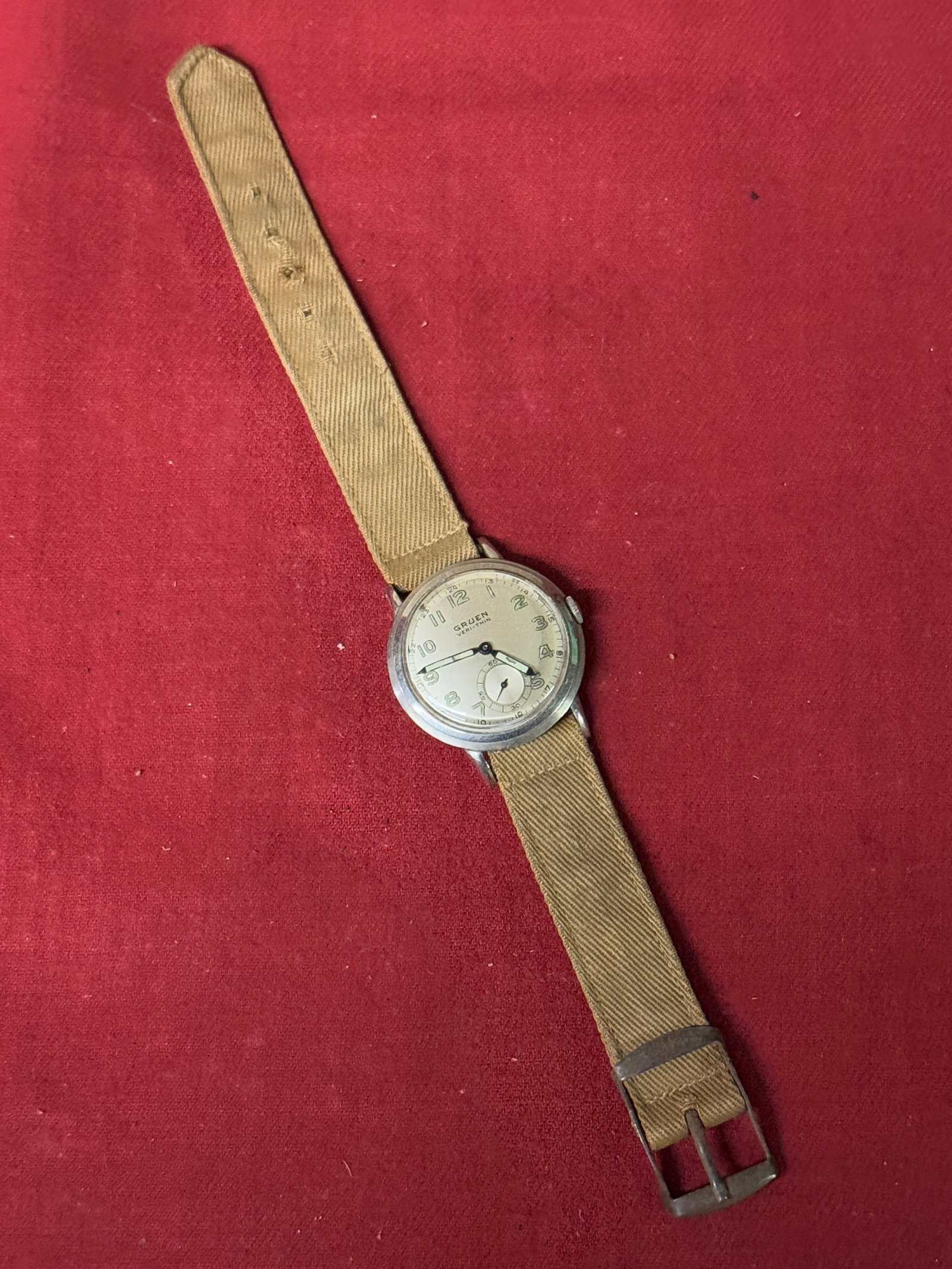 RARE WW2 U.S. ARMY OFFICER WRISTWATCH: RARE WW2 U.S. ARMY OFFICER WRISTWATCH. A SCARCE FIND. IN GOOD RUNNING SHAPE AND CONDITION. HAS THE MILITARY CANVAS BELT STRAP. PLEASE VIEW ALL DETAILED PICTURES. A RARE FIND.