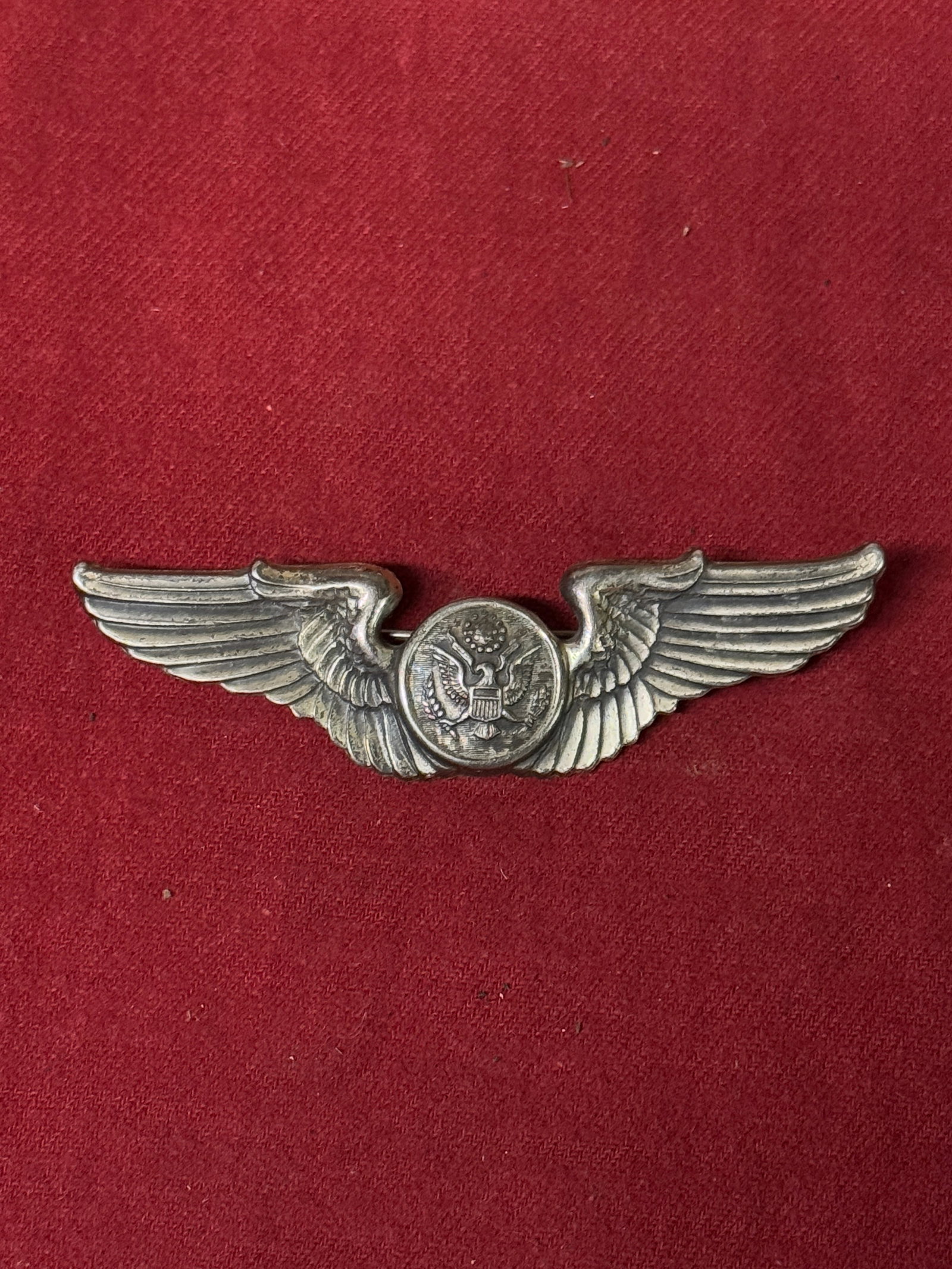 WW2 US ARMY AIR CORPS AIRCREW WINGS IN STERLING SILVER: WW2 US ARMY AIR CORPS AIRCREW WINGS IN STERLING SILVER. A RARE FIND. SHOWS GOOD WEAR AND USE WITH A BEAUTIFUL OVERALL PATINA. HAS A GREAT LOOK TO IT WITH AN EXCELLENT OVERALL EYE APPEAL. A RARE FIND A