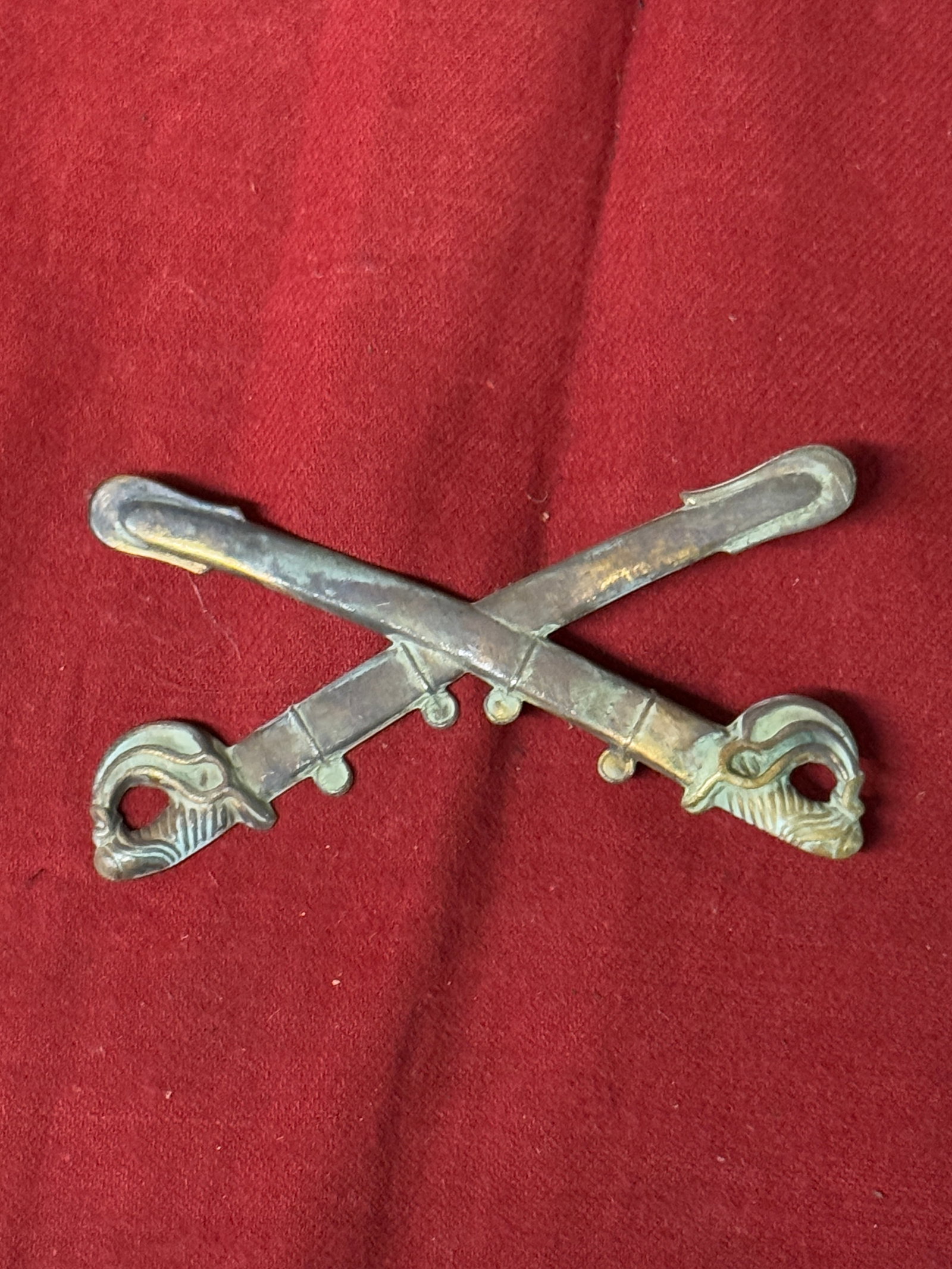 RARE CIVIL WAR CROSSED SABERS CAVALRY BADGE INSIGNIA: RARE CIVIL WAR CROSSED SABERS CAVALRY BADGE INSIGNIA. A RARE EXAMPLE. SHOWS GOOD WEAR AND USE WITH A BEAUTIFUL OVERALL PATINA. PLEASE VIEW ALL DETAILED PICTURES. A RARE FIND.