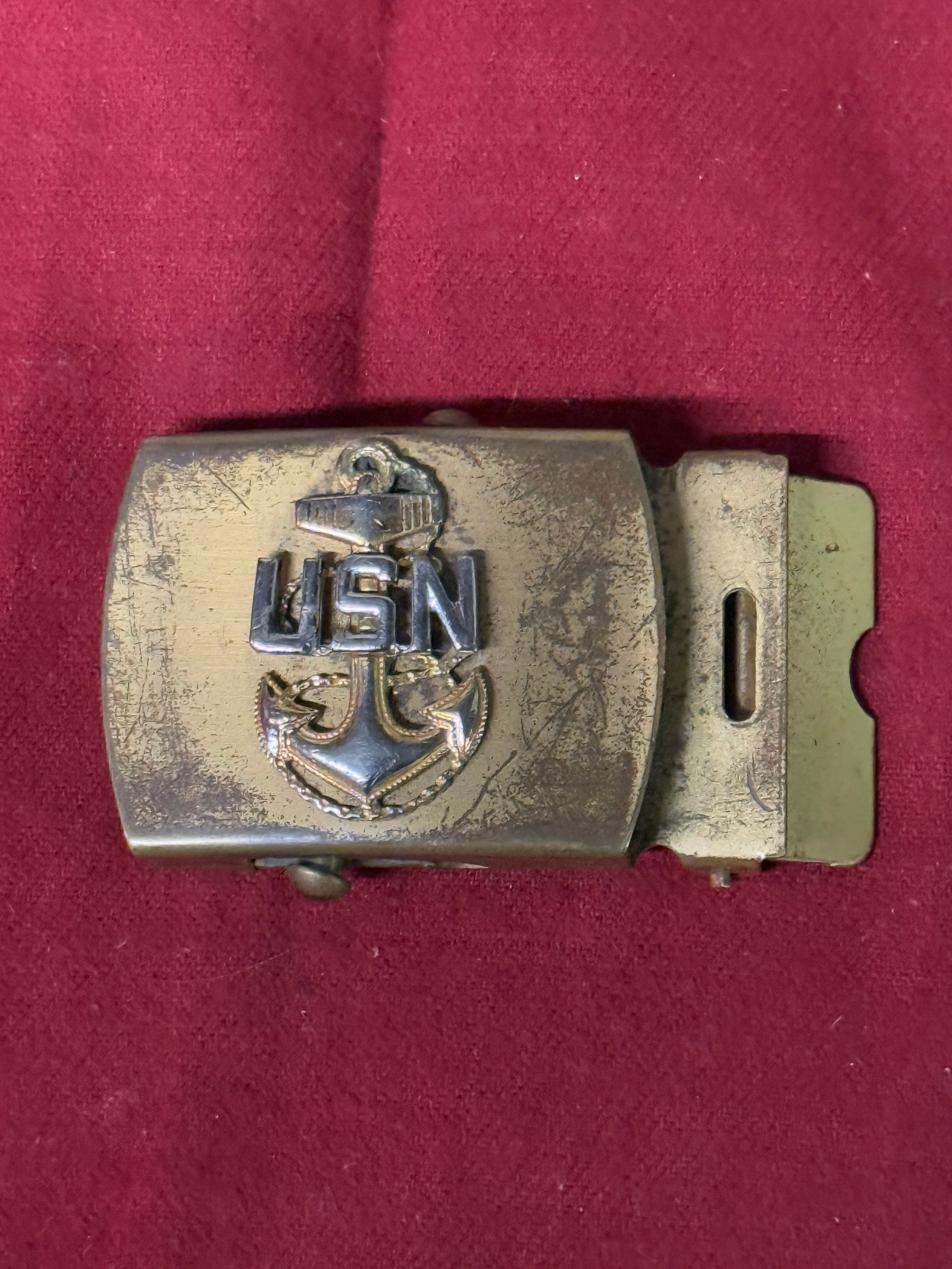 RARE WW2 U.S.N. NAVY BELT PLATE BUCKLE: RARE WW2 U.S.N. NAVY BELT PLATE BUCKLE. A NICE EXAMPLE THAT IS IN MINT OVERALL SHAPE AND CONDITION WITH A BEAUTIFUL OVERALL PATINA. PLEASE VIEW ALL DETAILED PICTURES. A RARE EXAMPLE.