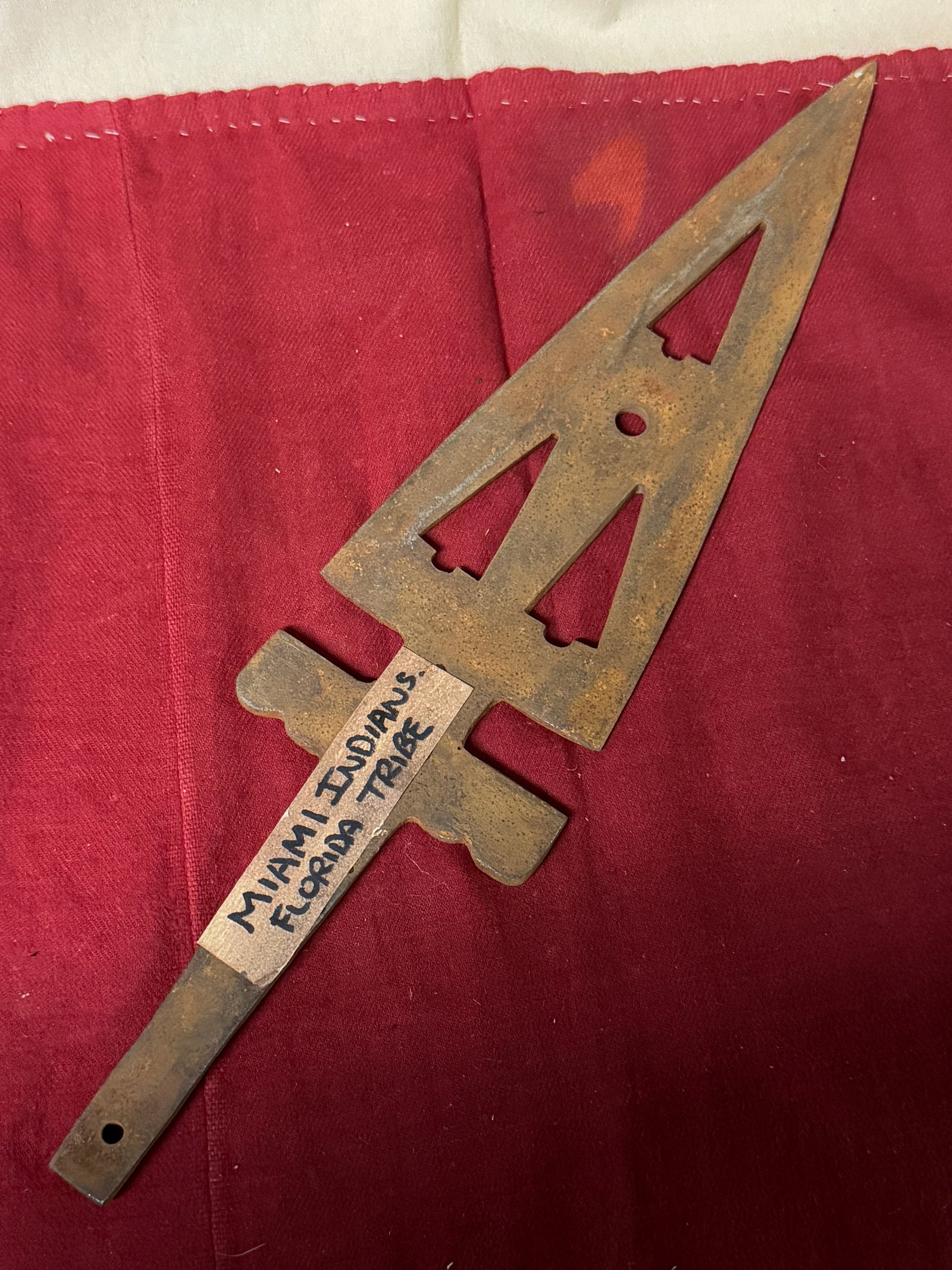 ANTIQUE 1800'S MIAMI INDIANS FLORIDA TRIBE SPEAR HEAD: ANTIQUE 1800'S MIAMI INDIANS FLORIDA TRIBE SPEAR HEAD. BEAUTIFUL HAND-MADE SPEAR HEAD THAT IS IN MINT OVERALL SHAPE AND CONDITIOIN WITH A BEAUTIFUL OVERALL PATINA. PLEASE VIEW ALL DETAILED PICTURES. A