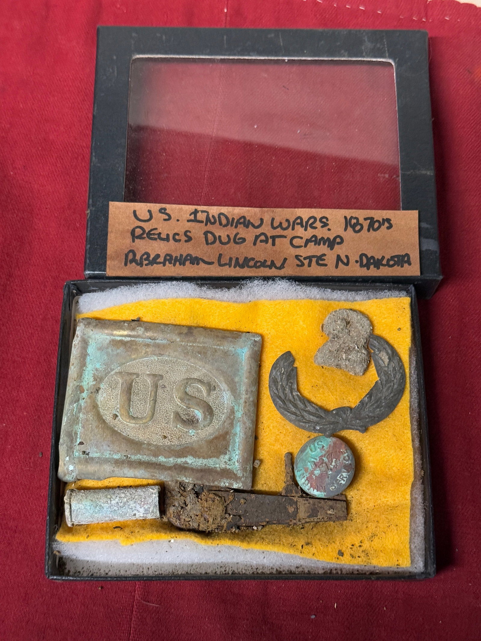 1870'S U.S. INDIAN WARS RELICS DUG AT CAMP ABRAHAM LINCOLN, NORTH DAKOTA: 1870'S U.S. INDIAN WARS RELICS DUG AT CAMP ABRAHAM LINCOLN, NORTH DAKOTA. VARIOUS COLLECTIBLES - INCLUDING: BUCKLE, NUMBER, BUTTON, ETC. PLEASE VIEW ALL DETAILED PICTURES. A NICE COLLECTIBLE LOT.