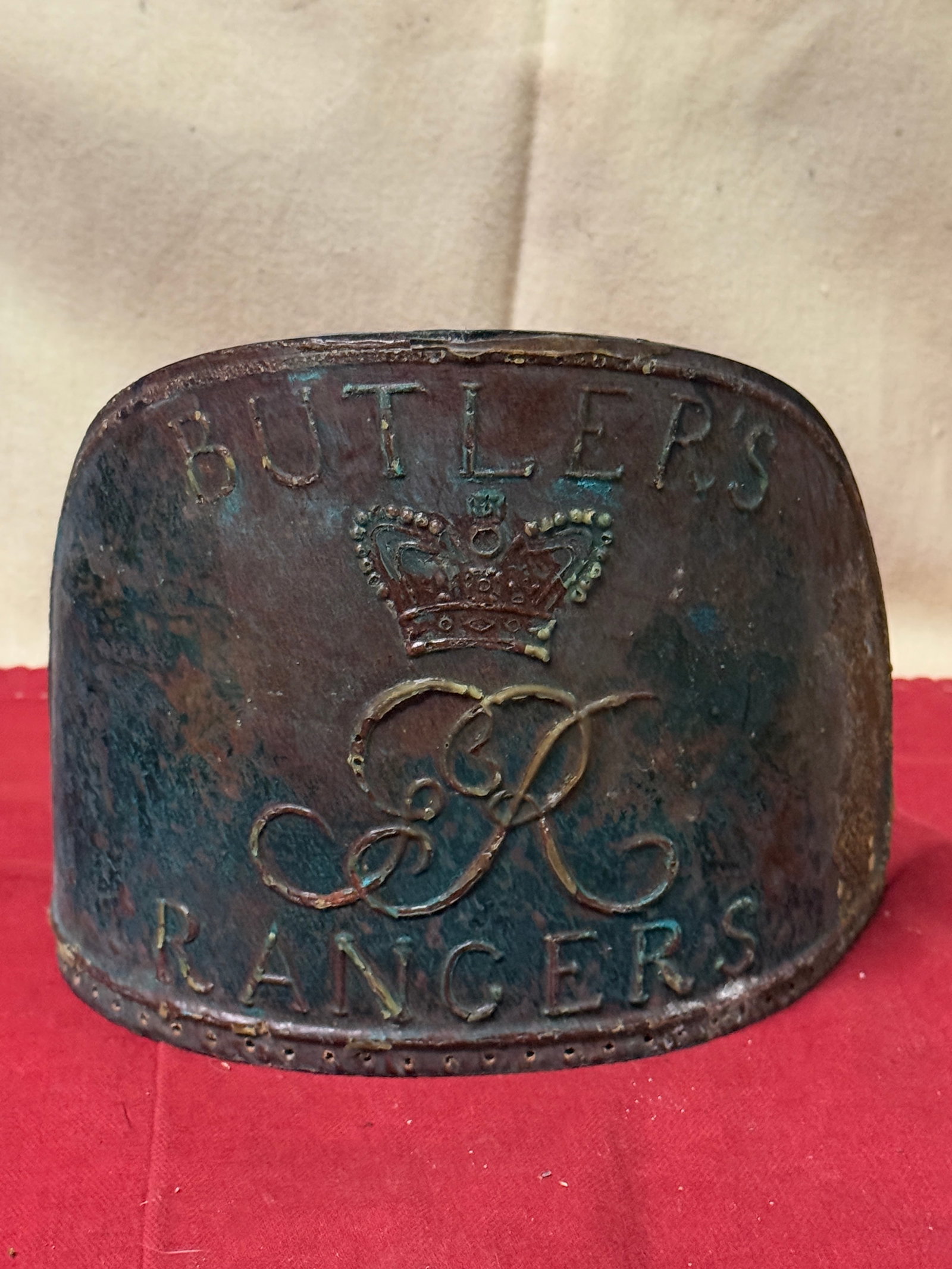 REVOLUTIONARY WAR "BUTLER'S RANGERS" HEADGEAR PLATE BADGE: REVOLUTIONARY WAR "BUTLER'S RANGERS" HEADGEAR PLATE BADGE. AN ULTRA RARE EXAMPLE THAT IS IN MINT OVERALL SHAPE AND CONDITION WITH A BEAUTIFUL OVERALL PATINA. HAS A GREAT LOOK TO IT WITH AN EXCELLENT O