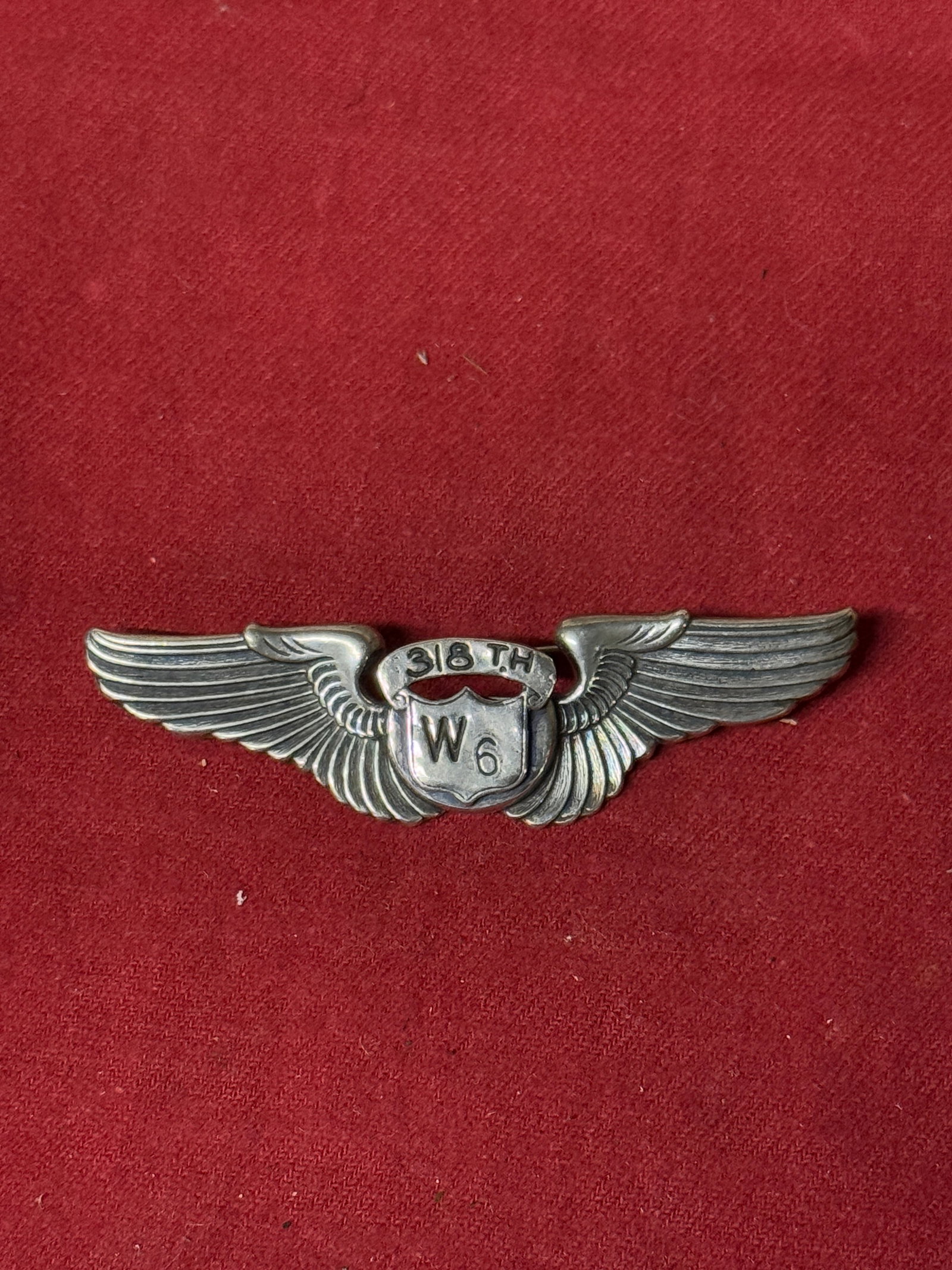 WW2 U.S. ARMY AIR CORPS WOMEN AIRFORCE WASP PILOTS STERLING WINGS 318TH W6: WW2 U.S. ARMY AIR CORPS WOMEN AIRFORCE WASP PILOTS STERLING WINGS 318TH W6. A VERY RARE FIND. SHOWS GOOD WEAR AND USE WITH A BEAUTIFUL OVERALL PATINA. MARKED STERLING ON THE REVERSE. PLEASE VIEW ALL D