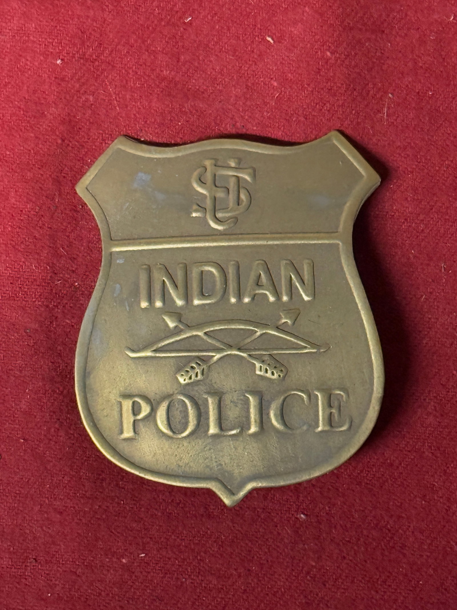 ANTIQUE 1800'S INDIAN POLICE BADGE: ANTIQUE 1800'S INDIAN POLICE BADGE. A RARE EXAMPLE THAT IS IN MINT OVERALL SHAPE AND CONDITION WITH A BEAUTIFUL OVERALL PATINA. HAS A GREAT LOOK TO IT WITH AN EXCELLENT OVERALL EYE APPEAL. A SCARCE EX