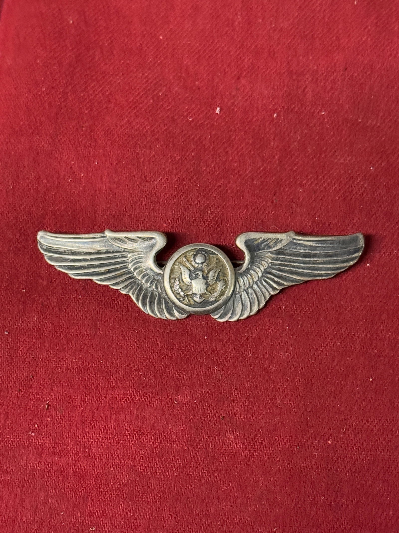WWII USAAF AIR CREW 3" WINGS INSIGNIA CLUTCHBACK PIN BADGE IN STERLING: WWII USAAF AIR CREW 3" WINGS INSIGNIA CLUTCHBACK PIN BADGE IN STERLING. A VERY RARE EXAMPLE THAT IS IN MINT OVERALL SHAPE AND CONDITION WITH A BEUATIFUL OVERALL PATINA. PLEASE VIEW ALL DETAILED PICTUR