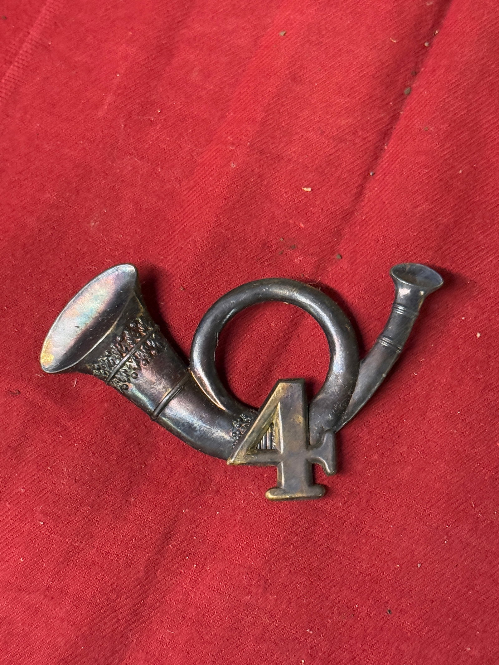 CIVIL WAR 4TH VIRGINIA INFANTRY REBEL HEADGEAR BADGE INSIGNIA: CIVIL WAR 4TH VIRGINIA INFANTRY REBEL HEADGEAR BADGE INSIGNIA. A RARE FIND THAT IS IN MINT OVERALL SHAPE AND CONDITION WITH A BEAUTIFUL OVERALL PATINA. HAS A GREAT LOOK TO IT WITH AN EXCELLENT OVERALL
