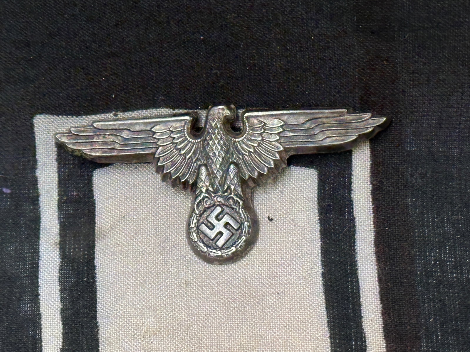 WW2 GERMAN WAFFEN SS VISOR CAP EAGLE: WW2 GERMAN WAFFEN SS VISOR CAP EAGLE. AN ULTRA RARE FIND THAT IS IN MINT OVERALL SHAPE AND CONDITION WITH A BEAUTIFUL OVERALL PATINA. SHOWS GOOD WEAR AND USE. A RARE EXAMPLE OF THE TIME PERIOD.