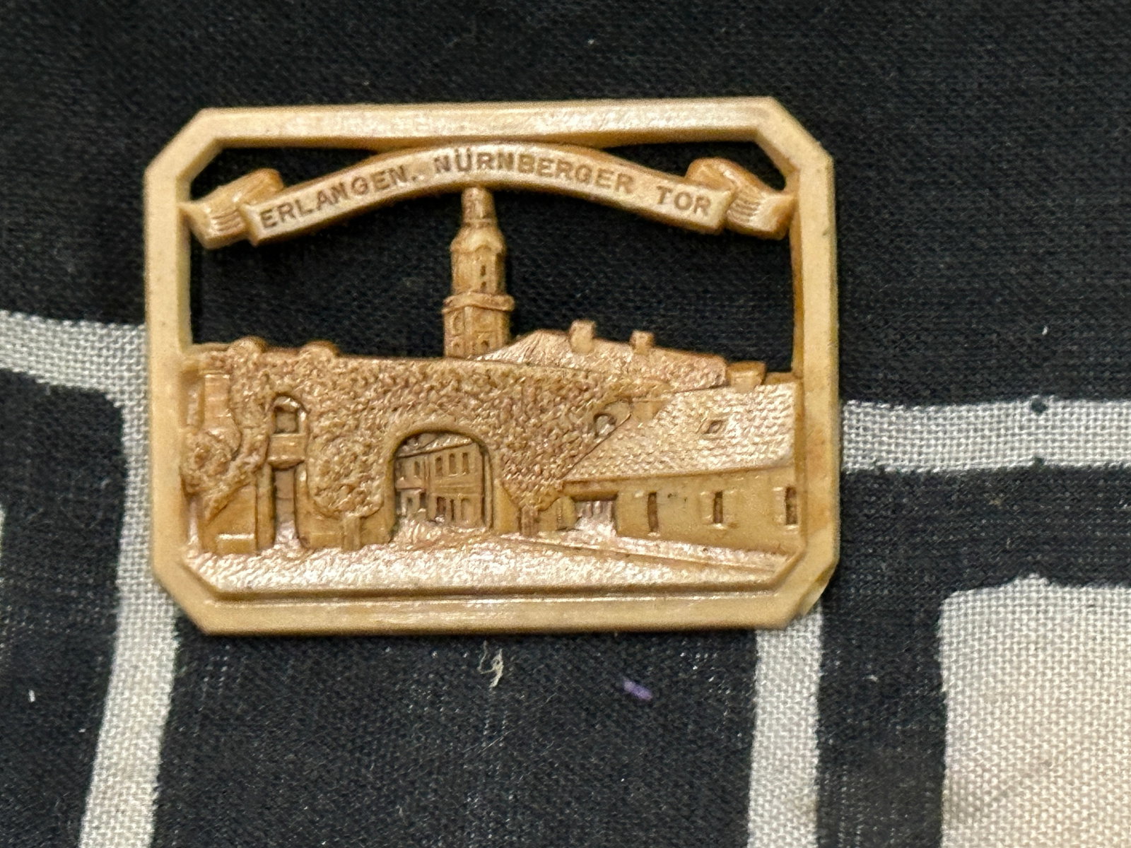 WW2 GERMAN TINNIE BADGE: WW2 GERMAN TINNIE BADGE
