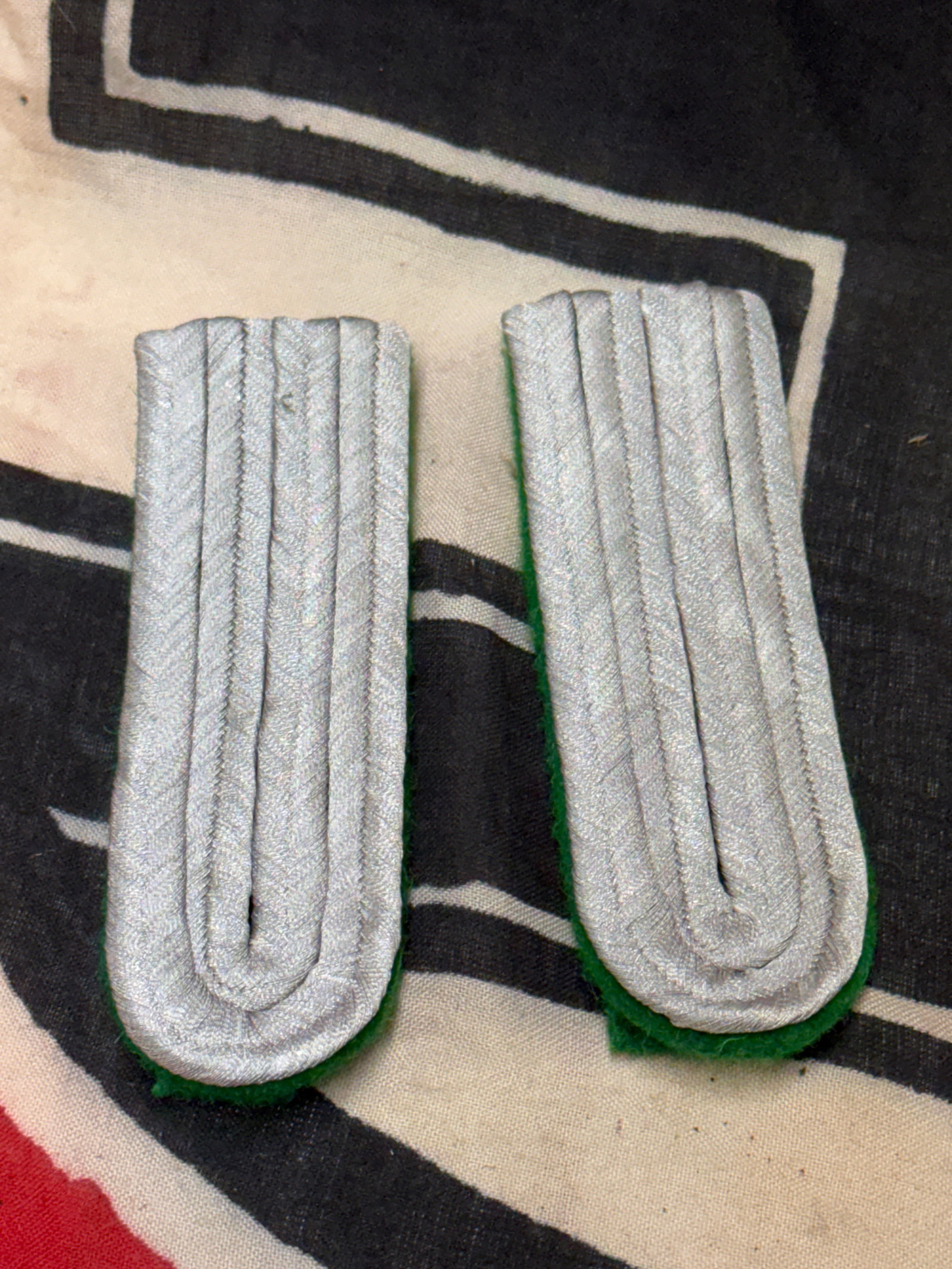 WW2 GERMAN WAFFEN-SS UNTERSTURMFUHRER GEBIRGSJAGER SLIP-ON SHOULDER BOARDS: WW2 GERMAN WAFFEN-SS UNTERSTURMFUHRER GEBIRGSJAGER SLIP-ON SHOULDER BOARDS. A RARE FIND. SHOWS GOOD WEAR AND USE WITH A BEAUTIFUL OVERALL PATINA. PERIOD WEAR AND USE. PLEASE VIEW ALL DETAILED PICTURES