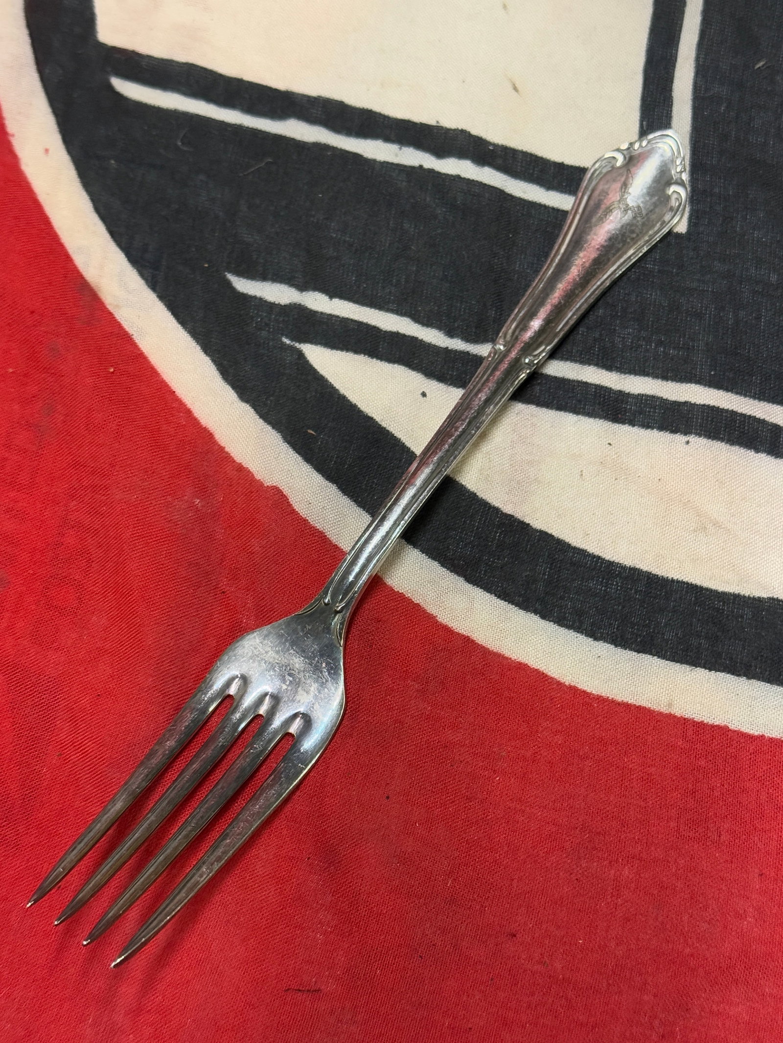 WW2 GERMAN LUFTWAFFE PILOTS EATING UTENSIL FORK: WW2 GERMAN LUFTWAFFE PILOTS EATING UTENSIL FORK. A RARE FIND. SHOWS GOOD WEAR AND USE WITH A BEAUTIFUL OVERALL PATINA. PLEASE VIEW ALL DETAILED PICTURES. A SCARCE EXAMPLE.
