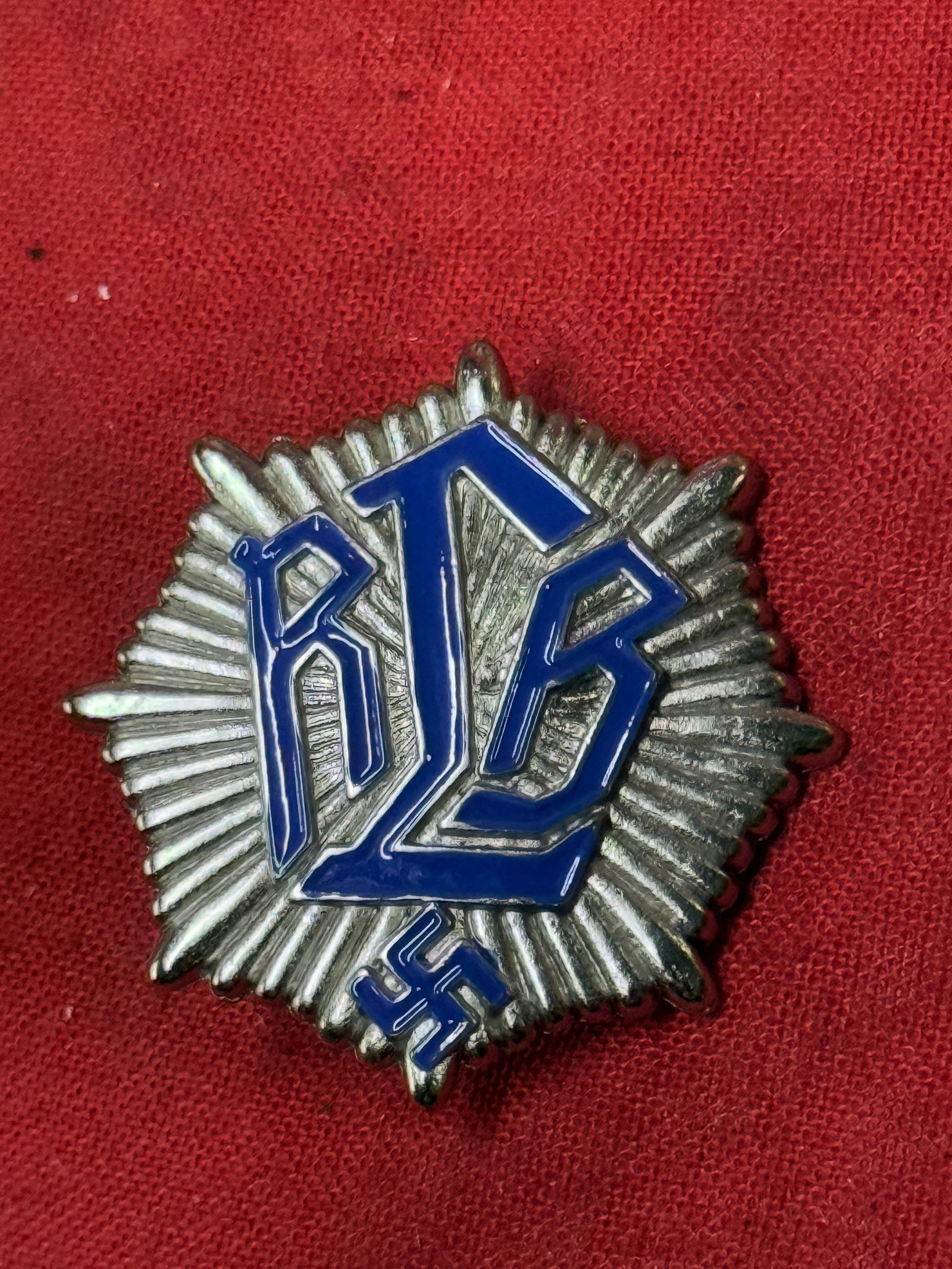 SCARCE WW2 GERMAN AIR RAID PROTECTION MEMBERSHIP ENAMELED BADGE: SCARCE WW2 GERMAN AIR RAID PROTECTION MEMBERSHIP ENAMELED BADGE. AN ULTRA RARE FIND THAT IS IN MINT OVERALL SHAPE AND CONDITION WITH A BEAUTIFUL OVERALL PATINA. SHOWS GOOD WEAR AND USE. PLEASE VIEW AL