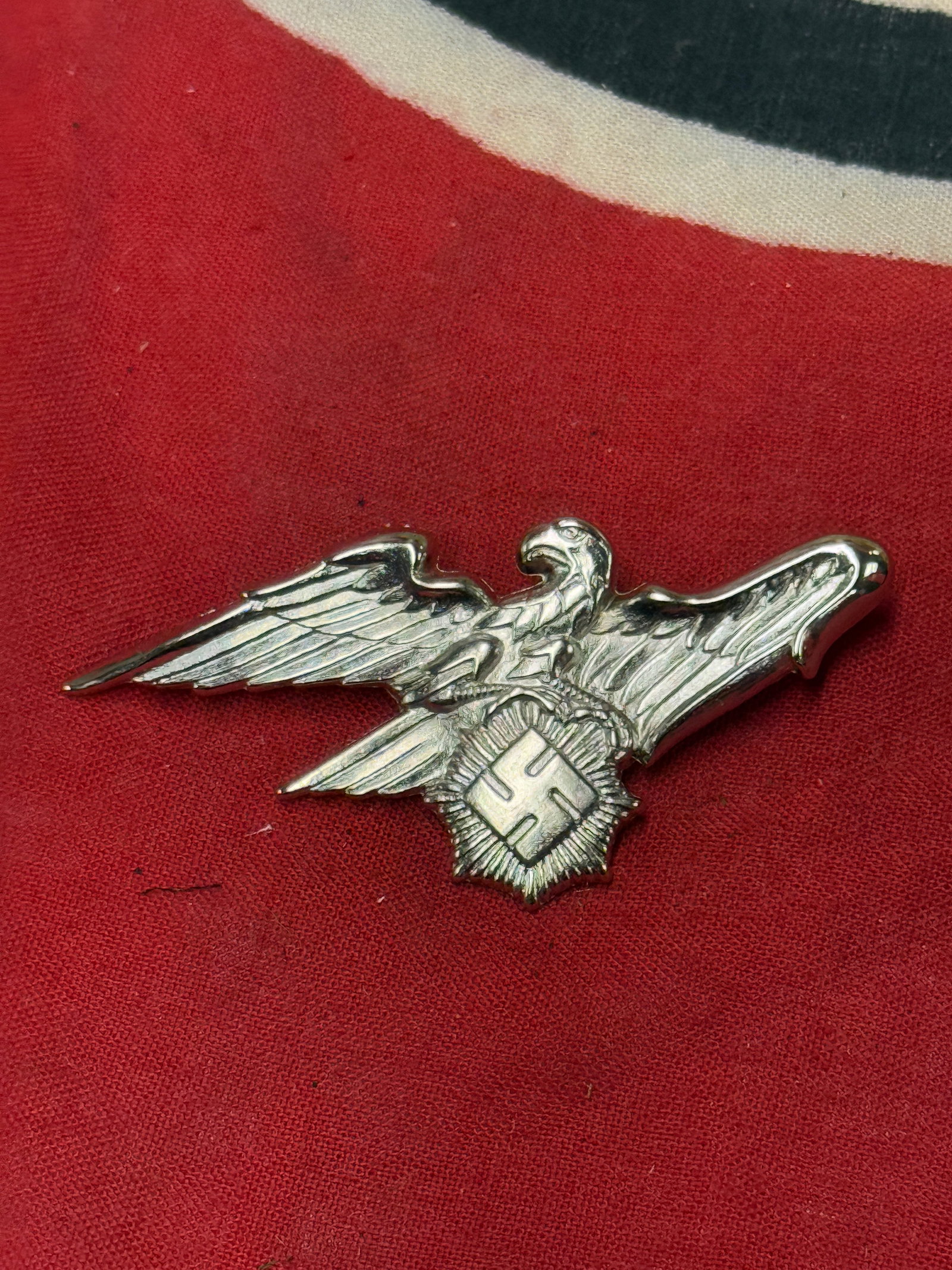 WW2 German Luftschutz Visor Officers Cap Badge: WW2 German Luftschutz Visor Officers Cap Badge. A fairly scarce Luftschutz Officers visor cap badge (RLB – Reichsluftschutzbund) Air Protection League, die-struck aluminum measuring 32.2mm x 67.6mm.