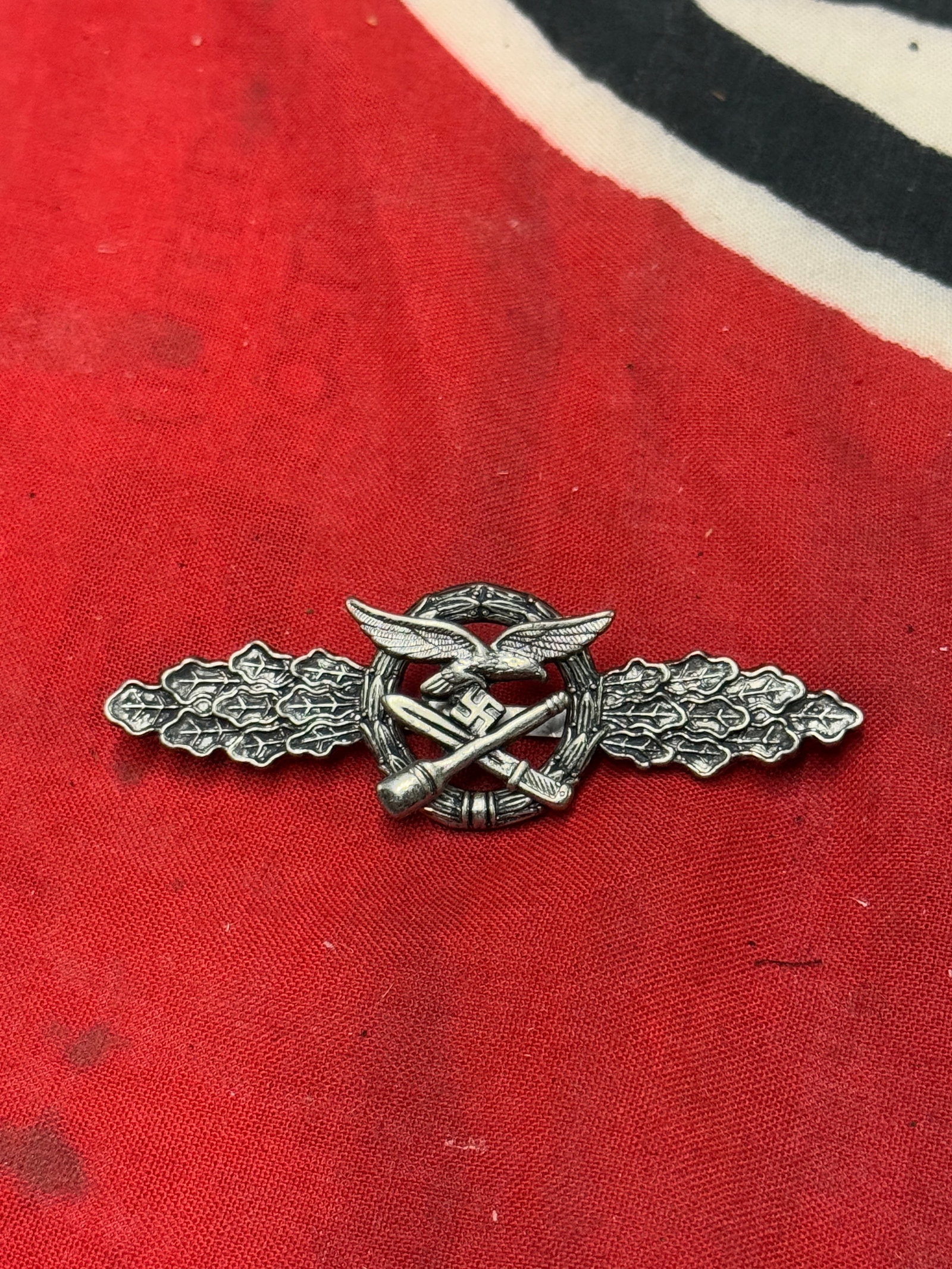 WW2 GERMAN NAHKAMPFSPANGE LUFTWAFFE SILVER BADGE: WW2 GERMAN NAHKAMPFSPANGE LUFTWAFFE SILVER BADGE. SHOWS GOOD WEAR AND USE WITH A BEAUTIFUL OVERALL PATINA. PLEASE VIEW ALL DETAILED PICTURES. A RARE EXAMPLE.