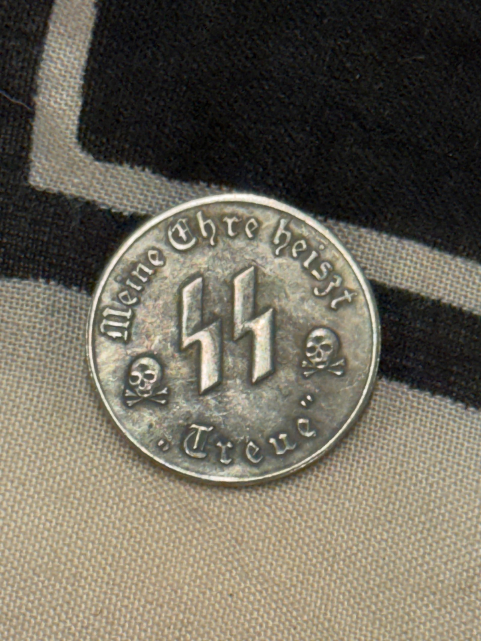WW2 GERMAN TOTENKOPF SS SKULL SILVER COIN: WW2 GERMAN TOTENKOPF SS SKULL SILVER COIN. AN ULTRA RARE FIND THAT IS IN MINT OVERALL SHAPE AND CONDITION WITH A BEAUTIFUL OVERALL PATINA. PLEASE VIEW ALL DETAILED PICTURES. A VERY RARE FIND.
