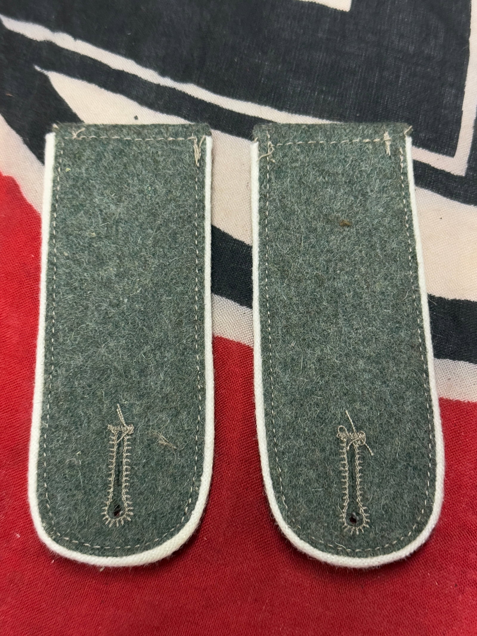 WWII GERMAN HEER ARMY EM INFANTRY M40 TUNIC SHOULDER BOARDS: WWII GERMAN HEER ARMY EM INFANTRY M40 TUNIC SHOULDER BOARDS. A RARE FIND. SHOWS GOOD WEAR AND USE. PLEASE VIEW PICTURES.