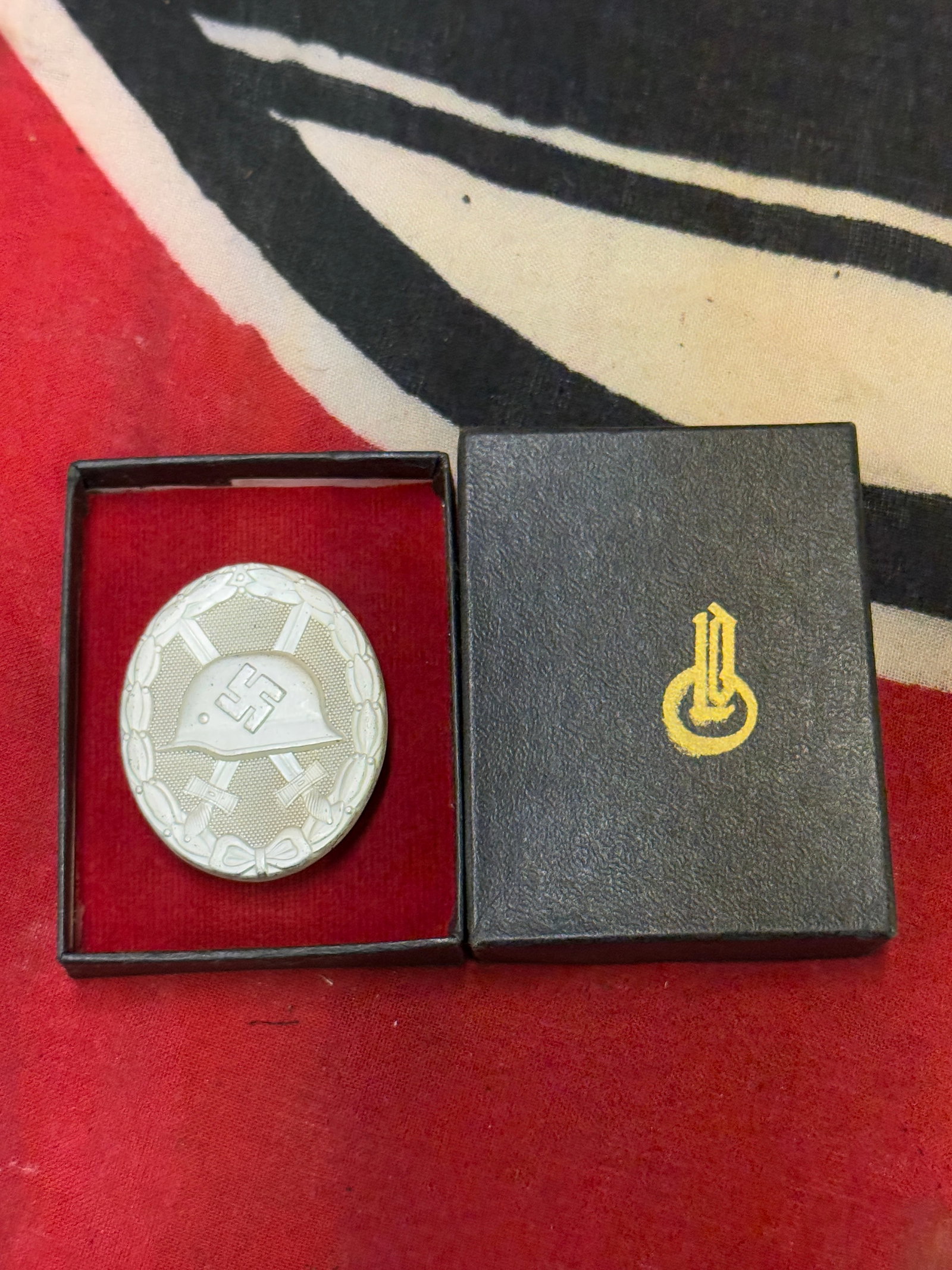 WW2 GERMAN WOUND BADGE IN SILVER WITH ORIGINAL CASE MARKED L/40: WW2 GERMAN WOUND BADGE IN SILVER WITH ORIGINAL CASE MARKED L/40. A RARE EXAMPLE THAT IS IN MINT OVERALL SHAPE AND CONDITION WITH A BEAUTIFUL OVERALL PATINA. SHOWS GOOD WEAR AND USE. PLEASE VIEW ALL DE