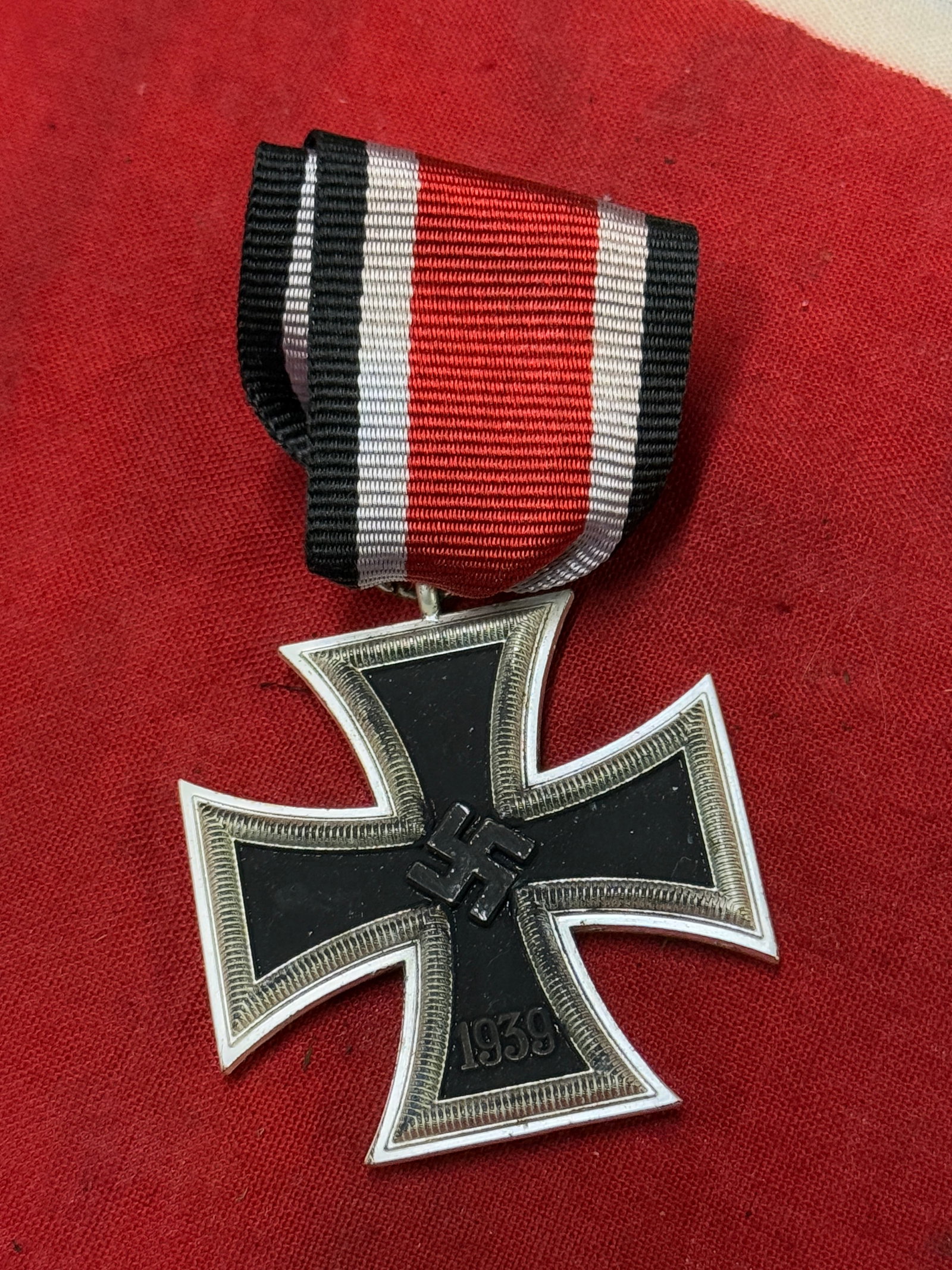 WW2 German 1939 Iron Cross 2nd Class (EK2) – (Walter & Henlein, Gablonz): WW2 German 1939 Iron Cross 2nd Class (EK2) – (Walter & Henlein, Gablonz). Great example of a 1939 Iron Cross 2nd Class (EK2) as produced by Walter & Henlein, Gablonz a.d.N. Though there is no PKA nu
