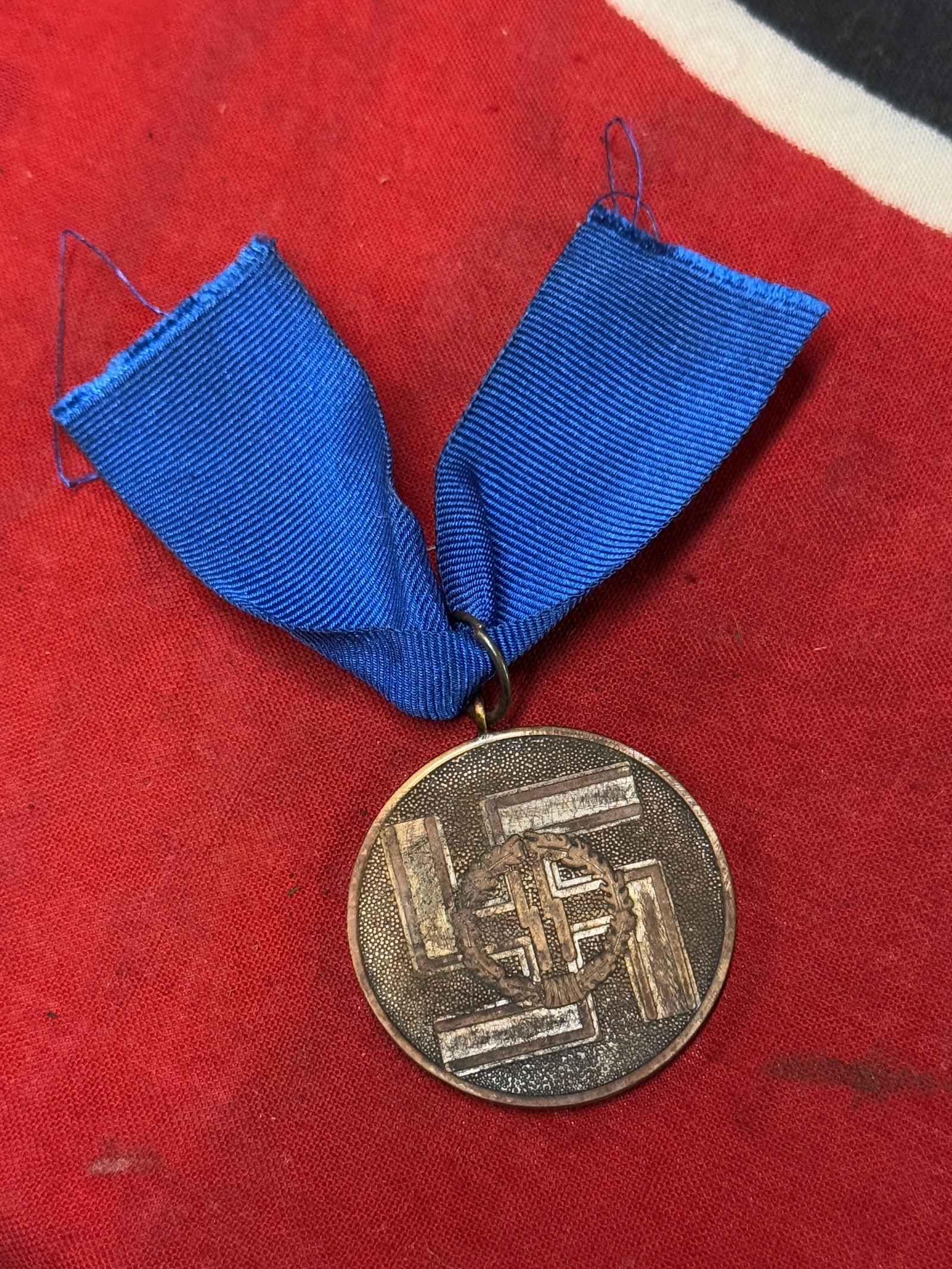 Rare WW2 German SS 8 Years Long Service Medal With Ribbon: Rare WW2 German SS 8 Years Long Service Medal With Ribbon. This superb original piece is die struck in bronze with the correct patinated finish. It is complete with the unique S.S. style beveled suspe