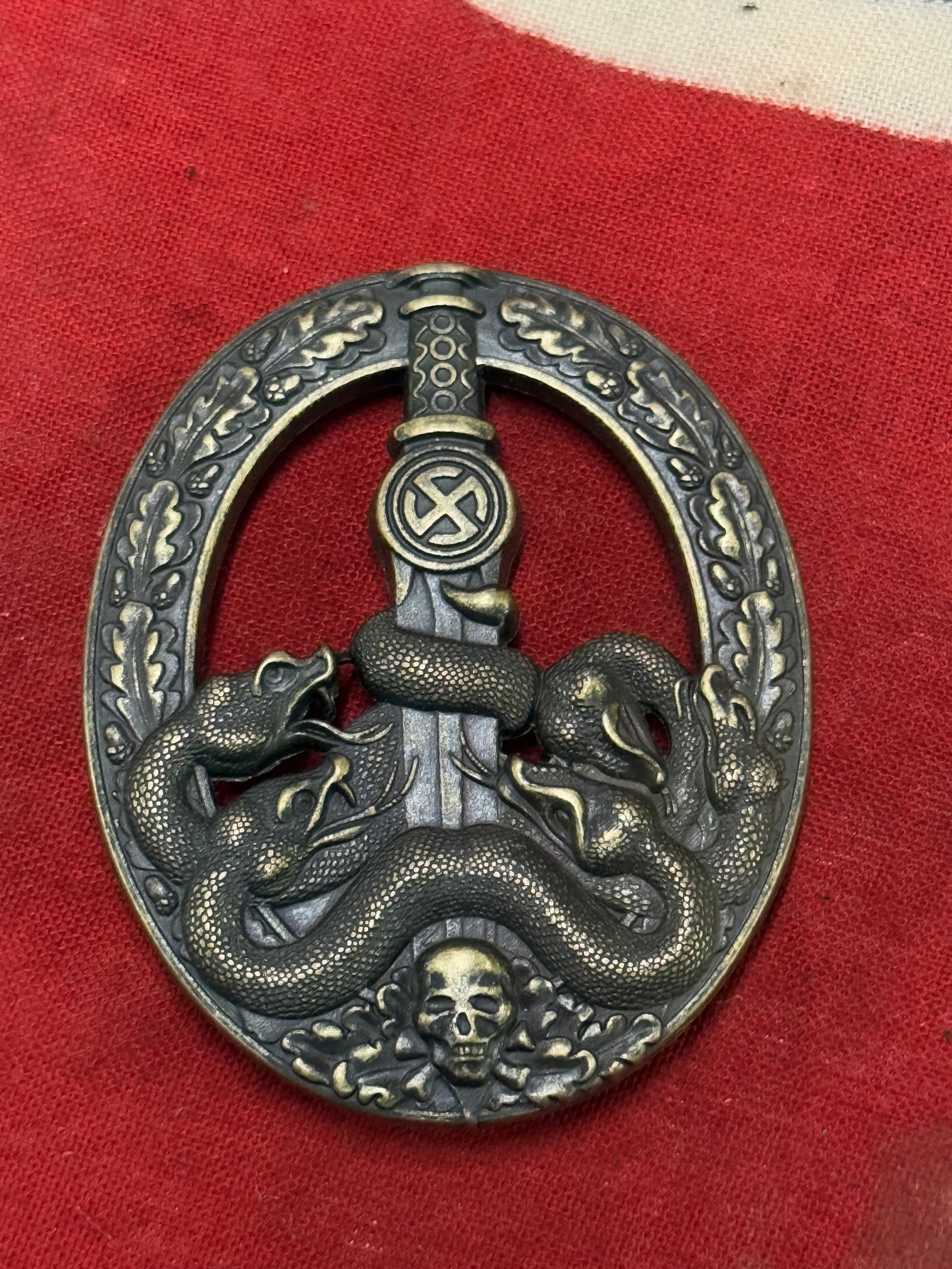 WW2 GERMAN WEHRMACHT ANTI-PARTISAN BADGE - BRONZE GRADE: WW2 GERMAN WEHRMACHT ANTI-PARTISAN BADGE - BRONZE GRADE. A RARE EXAMPLE. SHOWS GOOD WEAR AND USE WITH A BEAUTIFUL OVERALL PATINA. PLEASE VIEW ALL DETAILED PICTURES. A VERY RARE EXAMPLE.